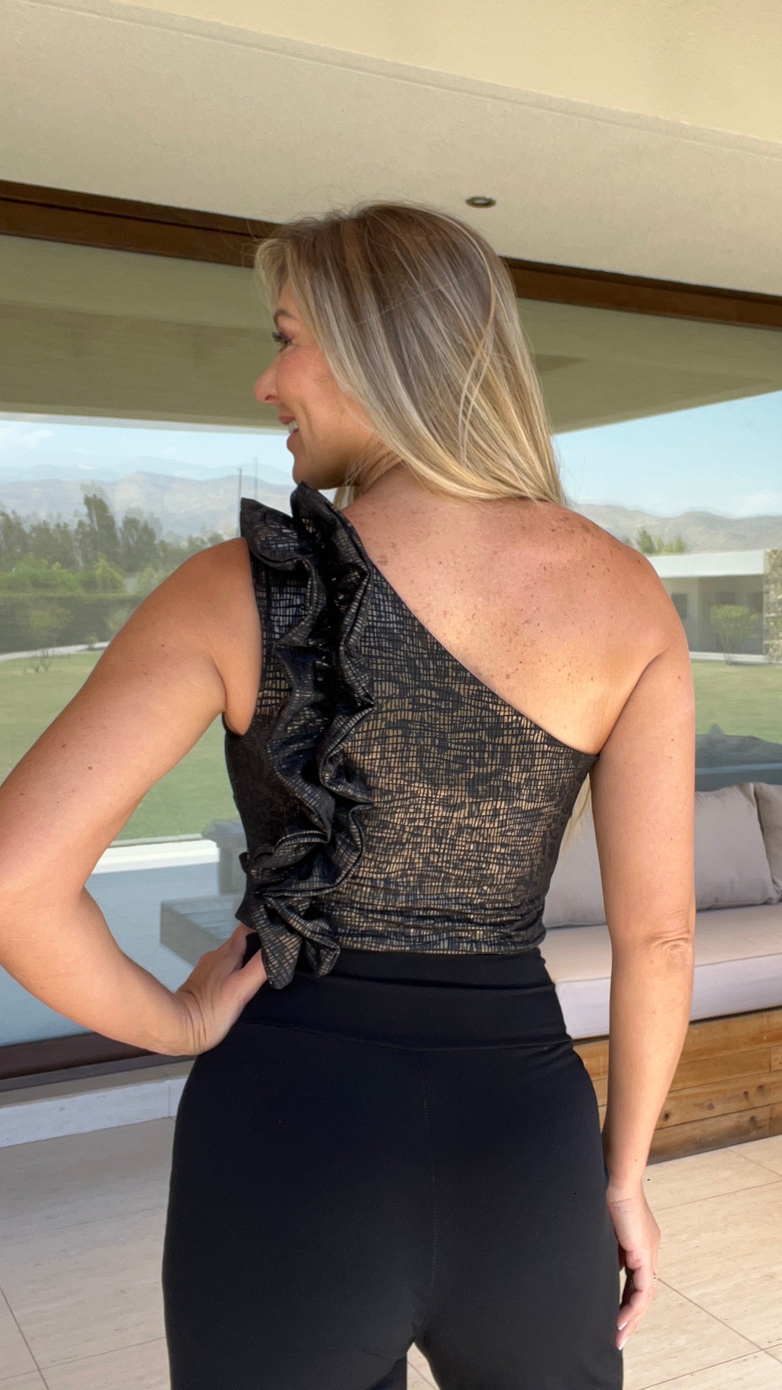 Crop Top Catherine asimétrico con vuelos Print Dorado Gris| top corto fiesta print |Amoramar.cl 1