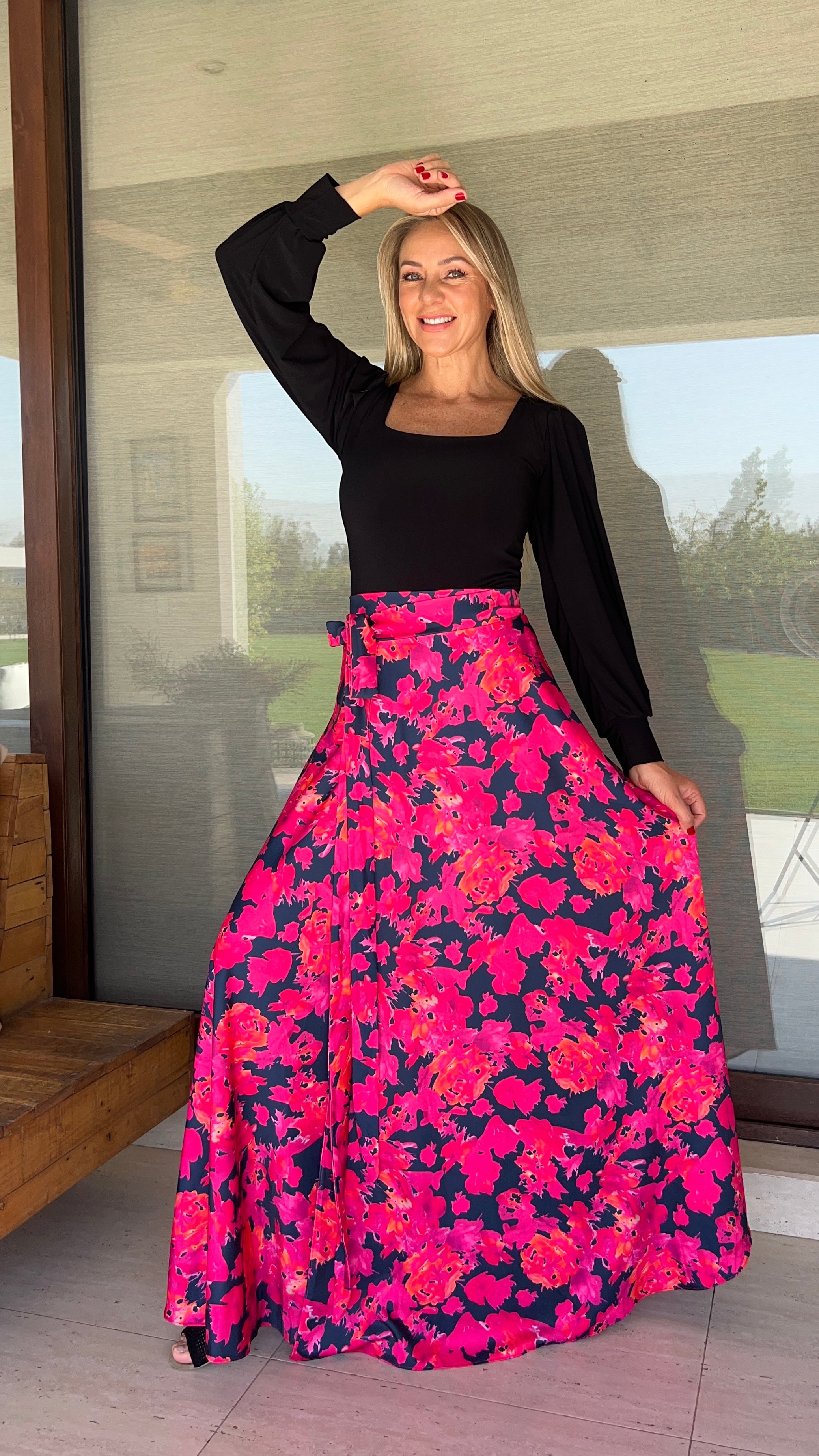 Falda envolvente piel de seda azul marino flores fucsia| falda fiesta con amarre tipo pareo| polera negra manga globo Amoramar.cl