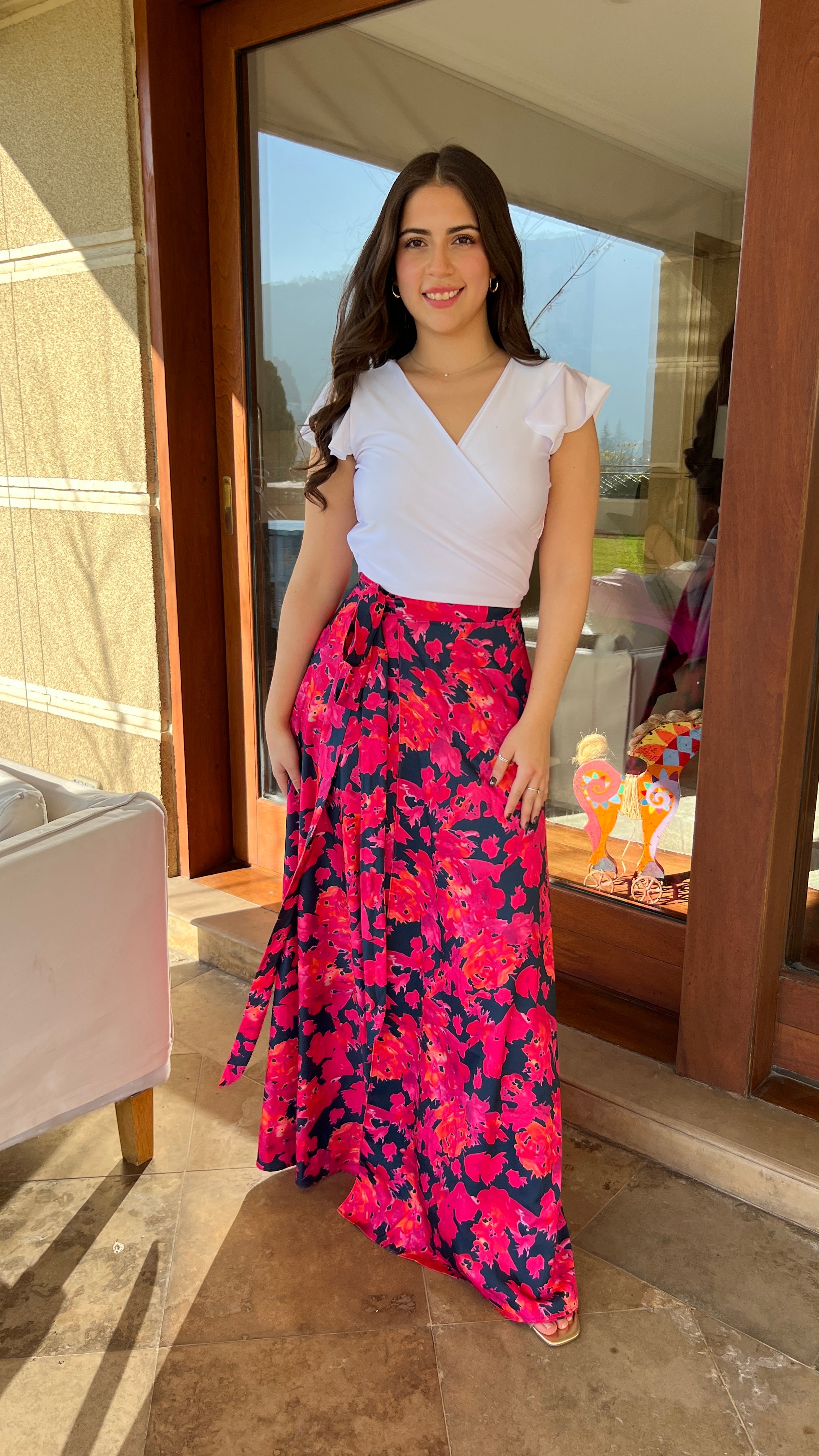 Falda envolvente piel de seda azul marino flores fucsia| falda fiesta con amarre tipo pareo| polera negra manga globo Amoramar.cl 9