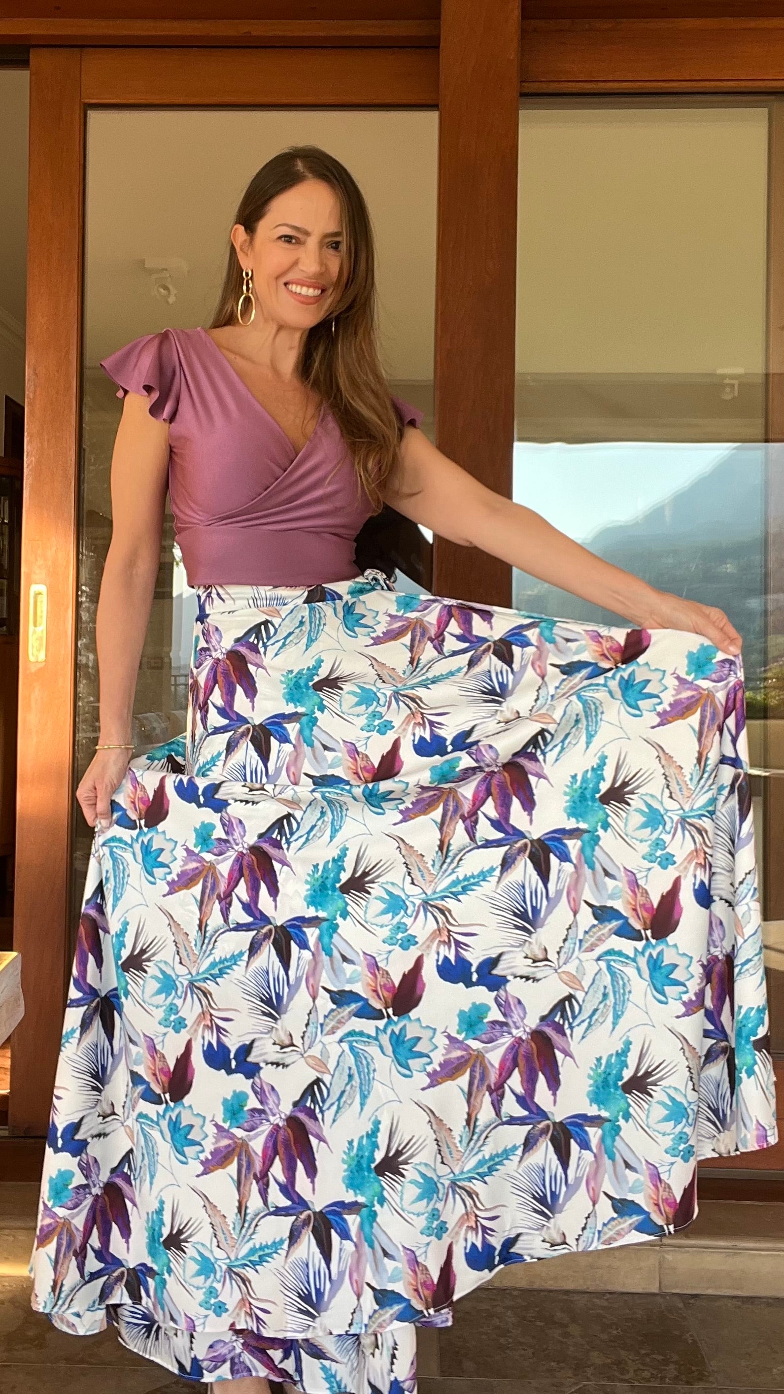 Falda Envolvente Piel de Seda Blanca Flores Moradas/Azules