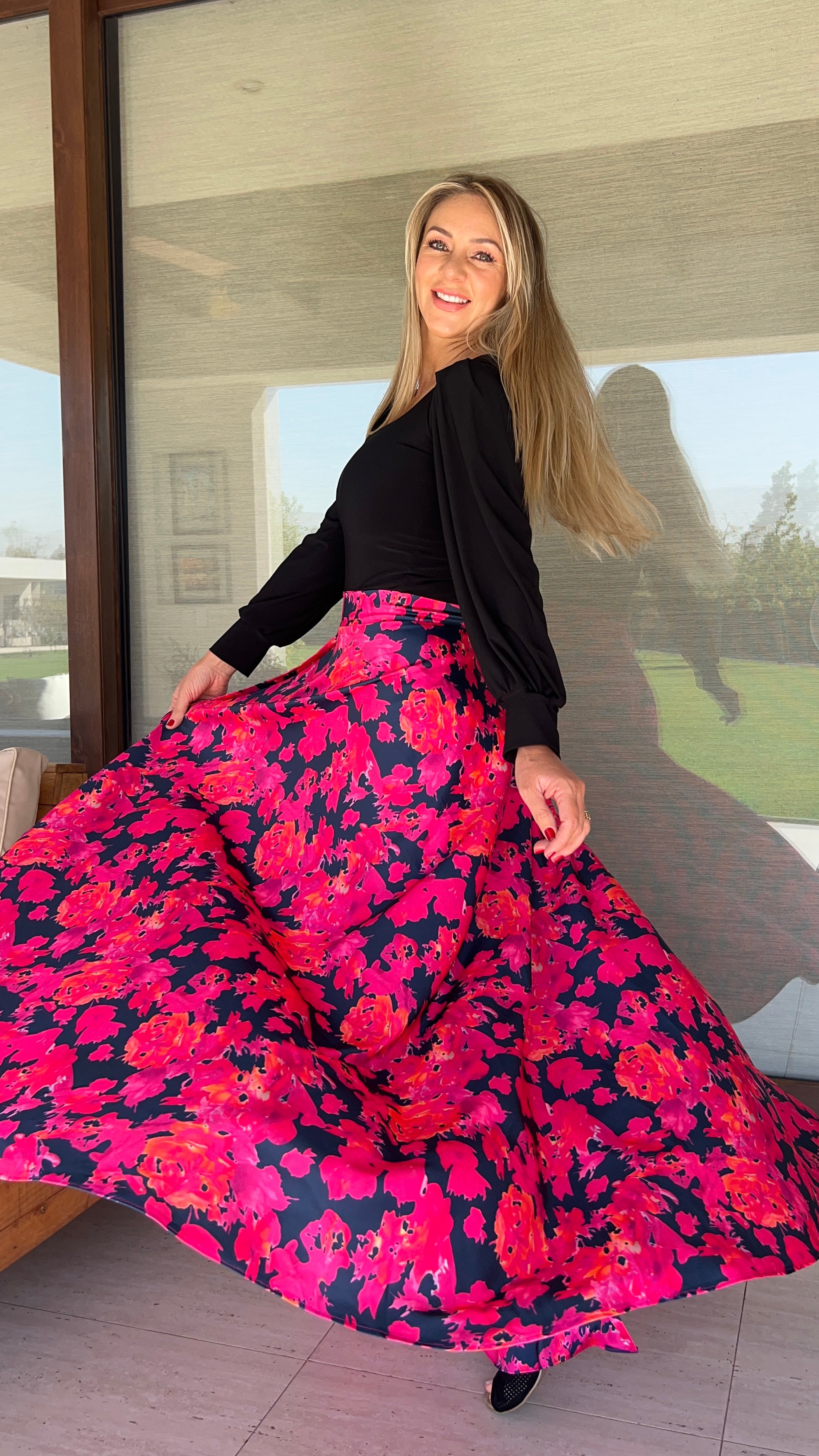 Falda envolvente piel de seda azul marino flores fucsia| falda fiesta con polera manga globo negra | Amoramar.cl