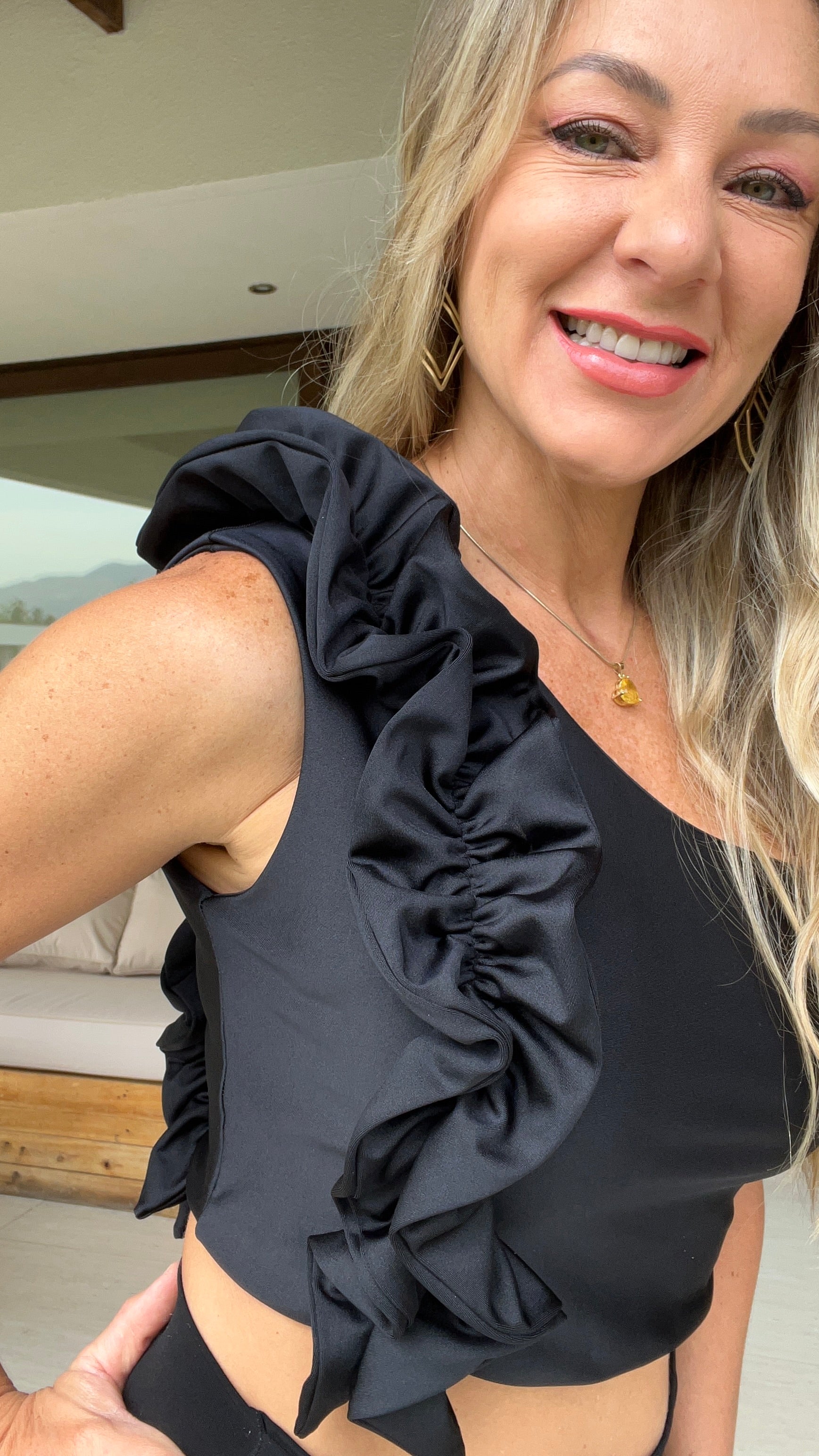 Crop Top Catherine asimétrico con vuelos Negro | top corto fiesta negro|Amoramar.cl 2