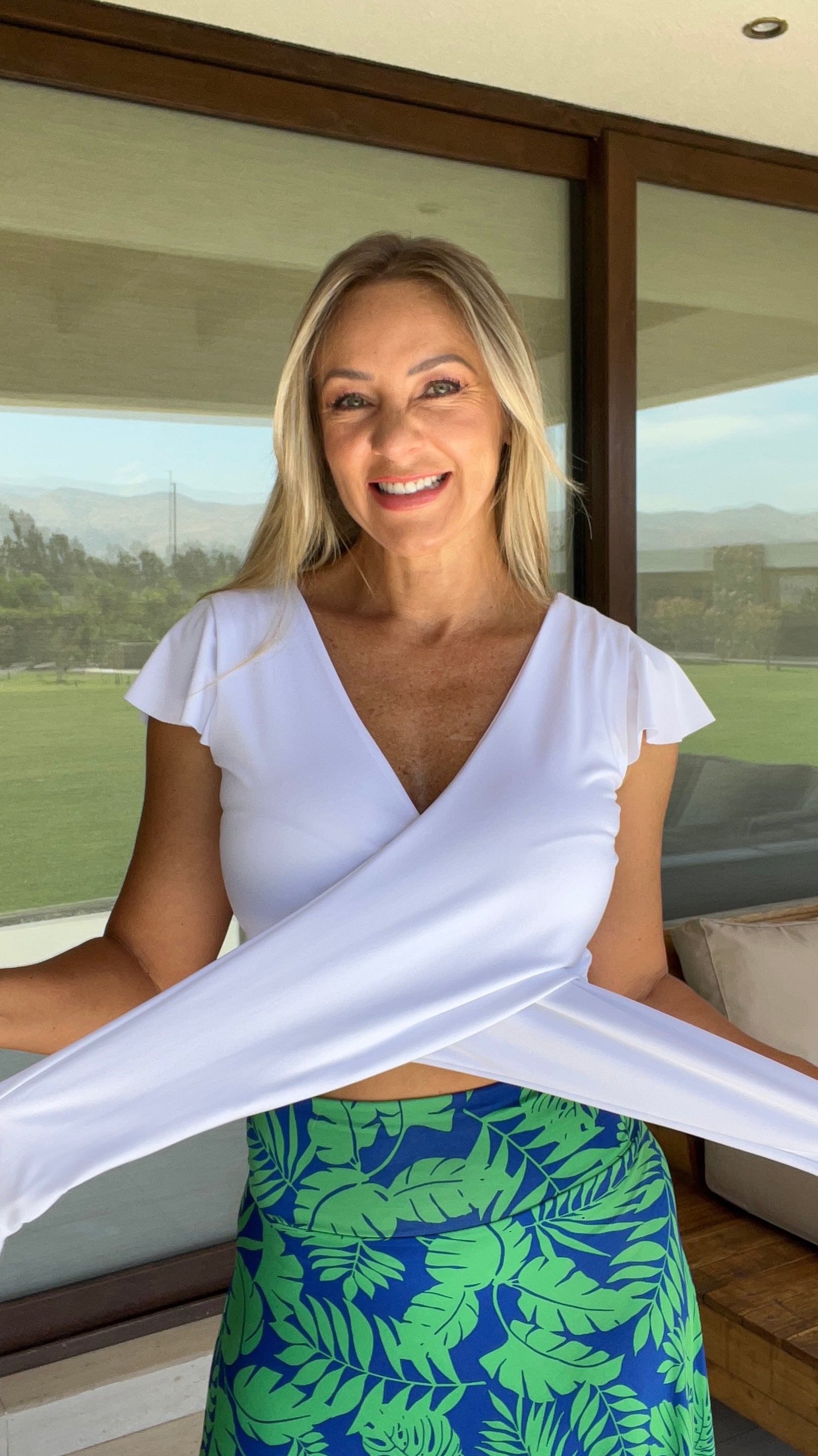 Crop top fernanda blanco | Top corto con amarre doble postura | Amoramar.cl 2