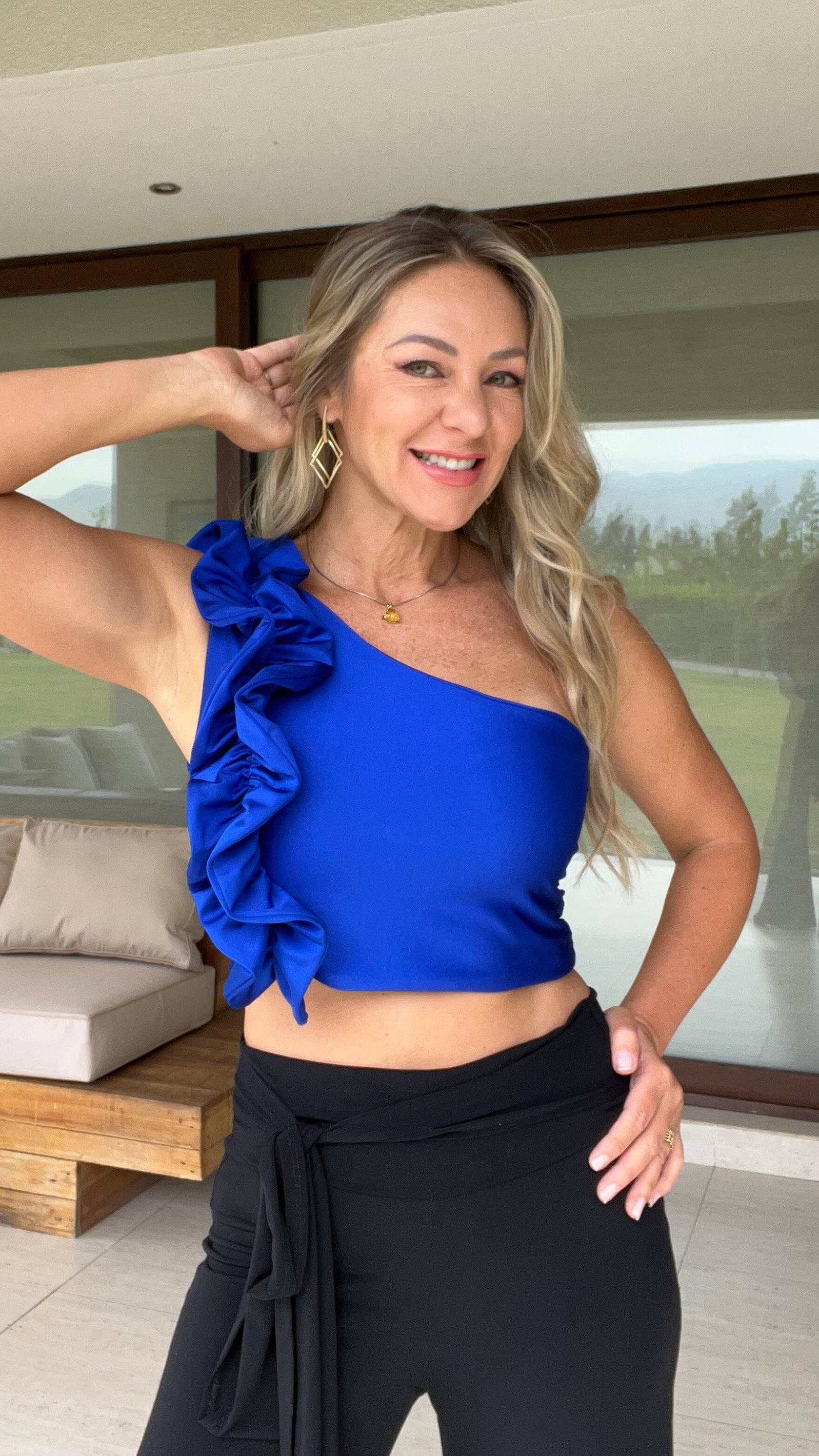 Crop Top Catherine asimétrico con vuelos azul eléctrico | top corto fiesta azul rey |Amoramar.cl