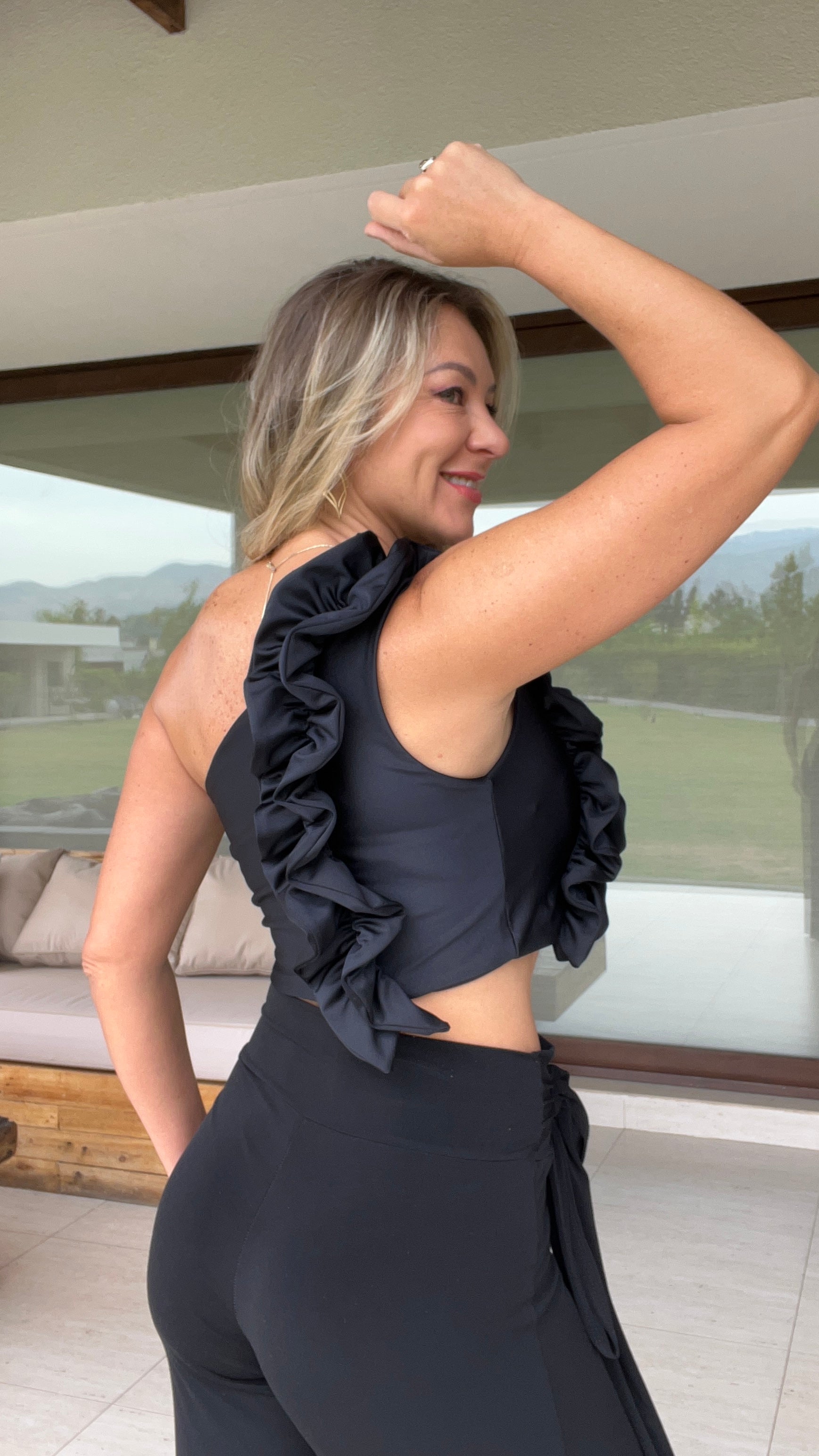 Crop Top Catherine asimétrico con vuelos Negro | top corto fiesta negro|Amoramar.cl 3