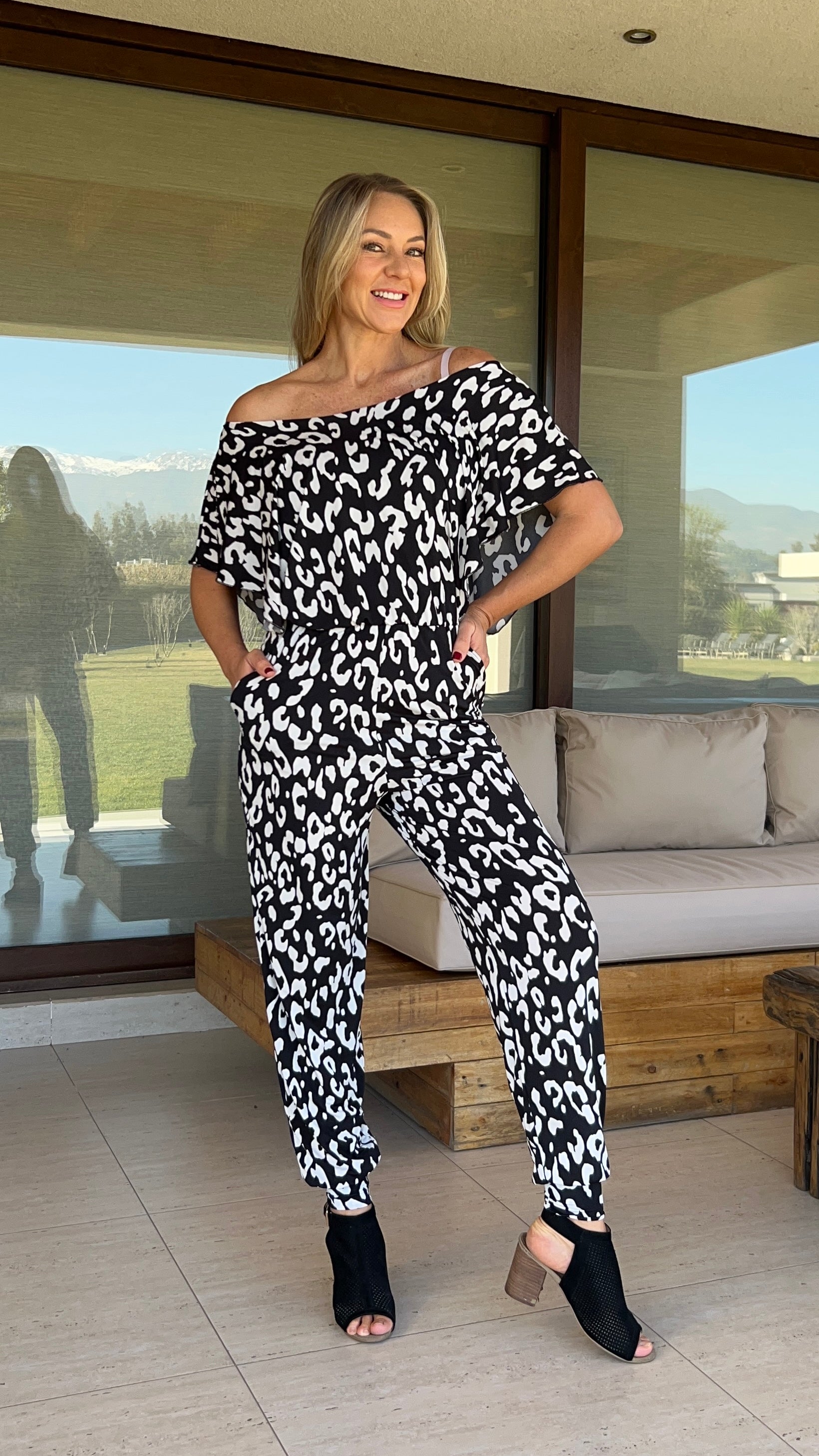 Enterito cloe pintas blancas| Enterito mujer print blanco y negro| Amoramar.cl 3