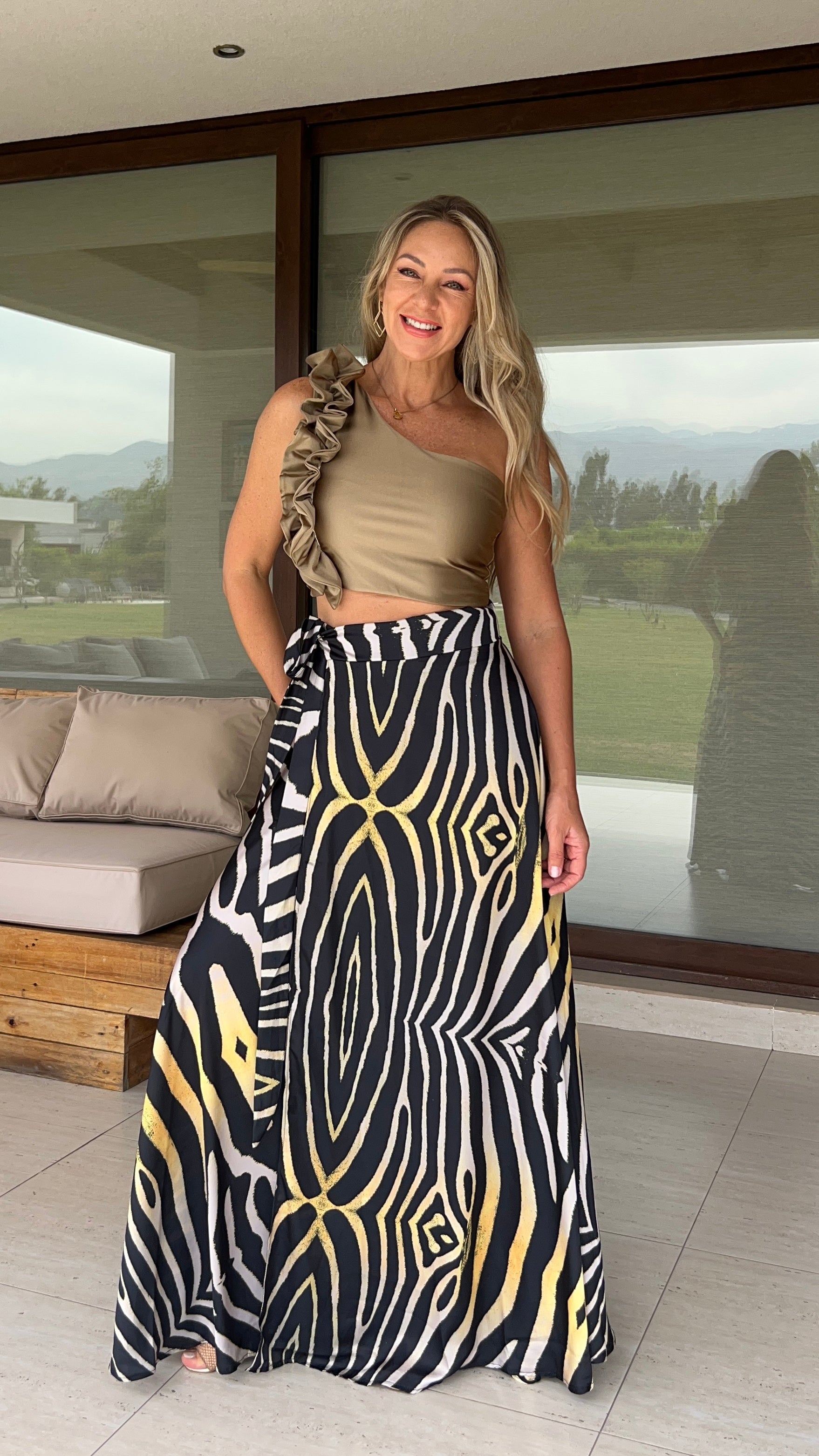 Crop Top Catherine asimétrico con vuelos gold | top corto fiesta dorado |Amoramar.cl 4