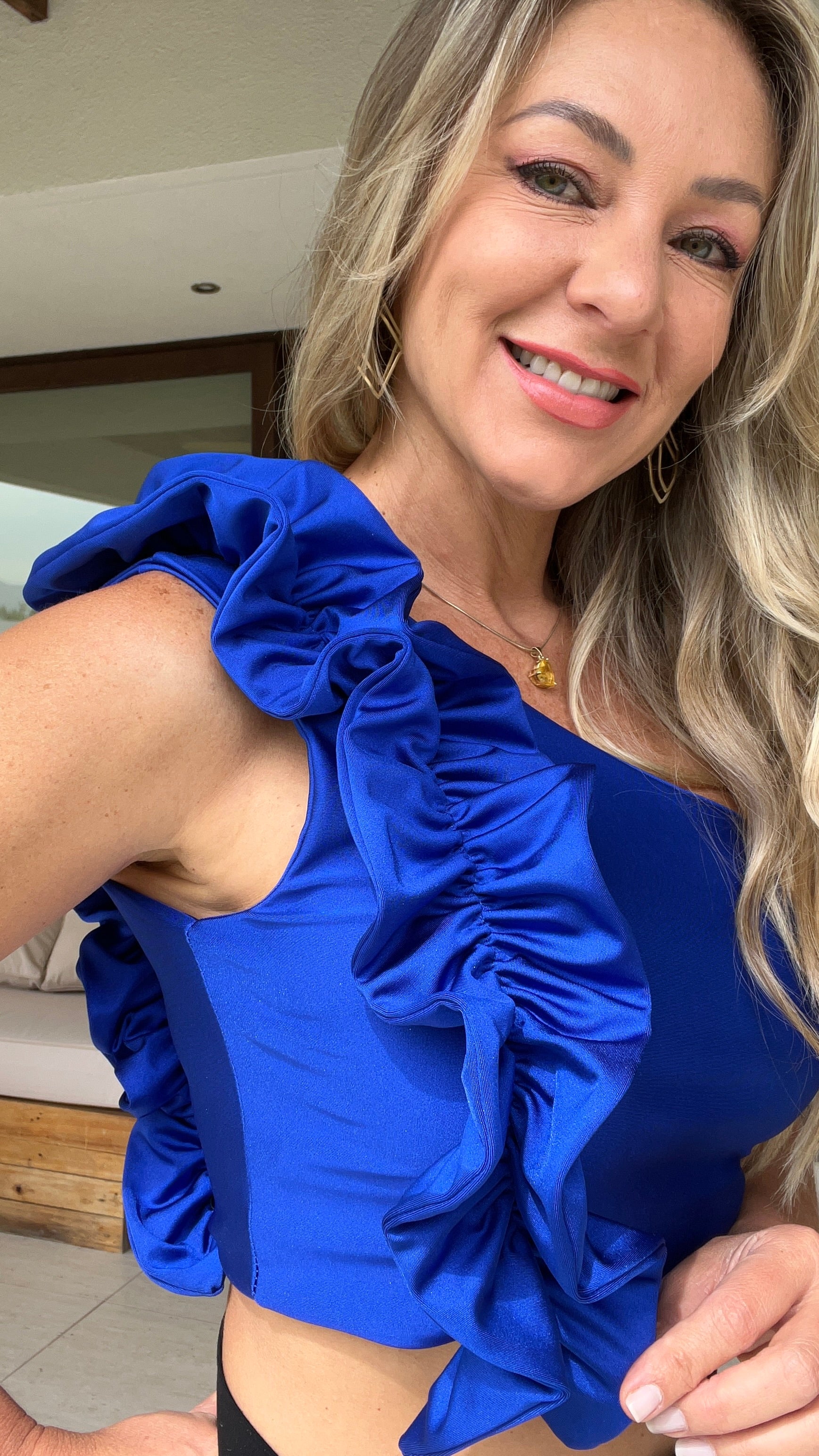 Crop Top Catherine asimétrico con vuelos azul eléctrico | top corto fiesta azul rey |Amoramar.cl 2