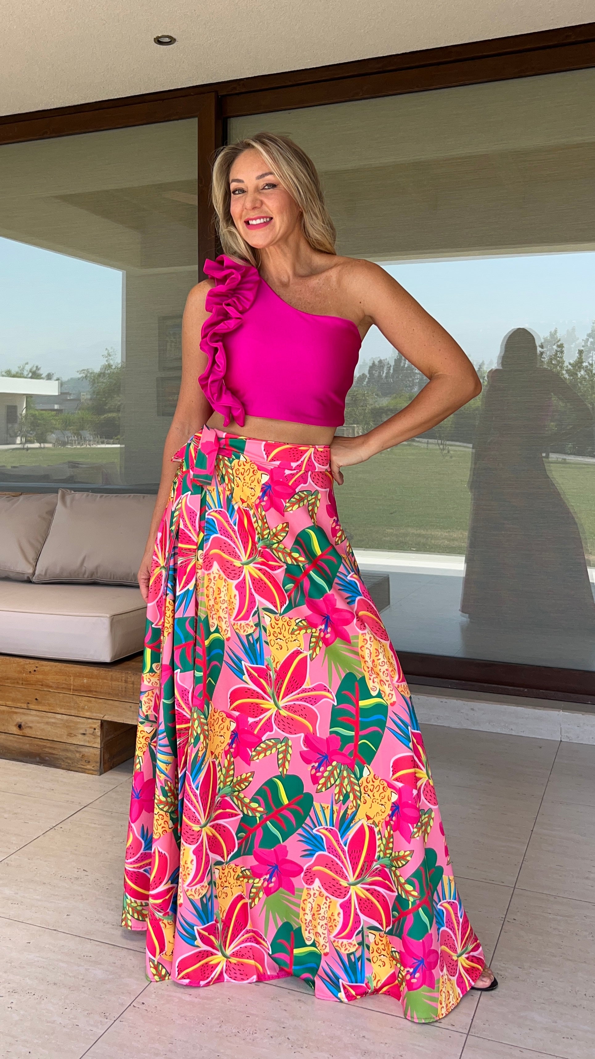 Crop Top Catherine asimétrico con vuelos Fucsia | top corto fiesta fucsia|Amoramar.cl 3