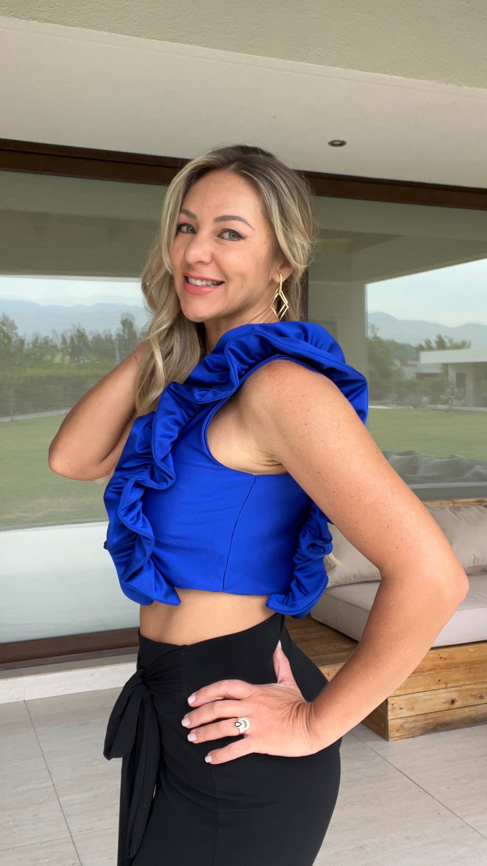 Crop Top Catherine asimétrico con vuelos azul eléctrico | top corto fiesta azul rey |Amoramar.cl 4