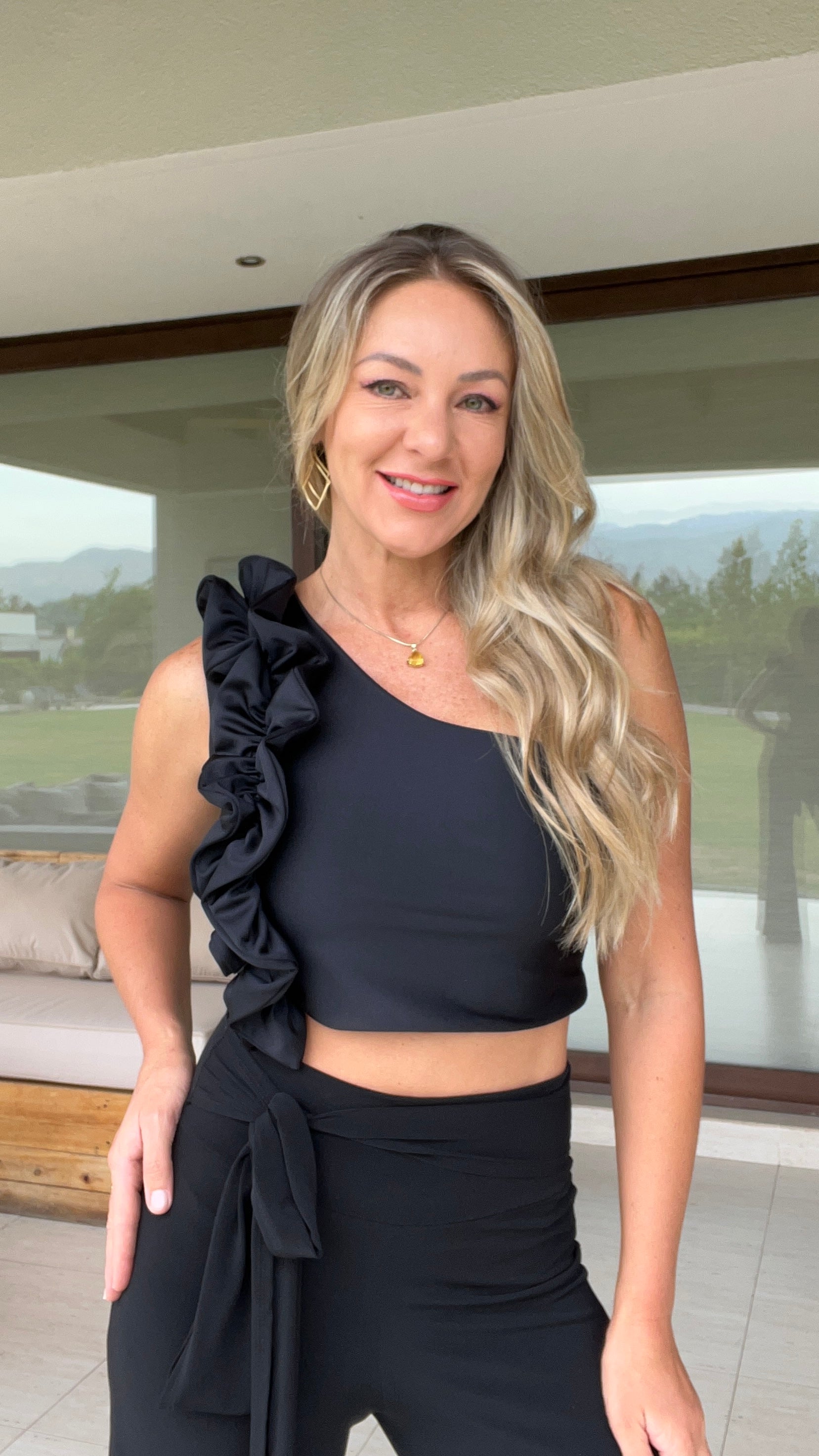 Crop Top Catherine asimétrico con vuelos Negro | top corto fiesta negro|Amoramar.cl