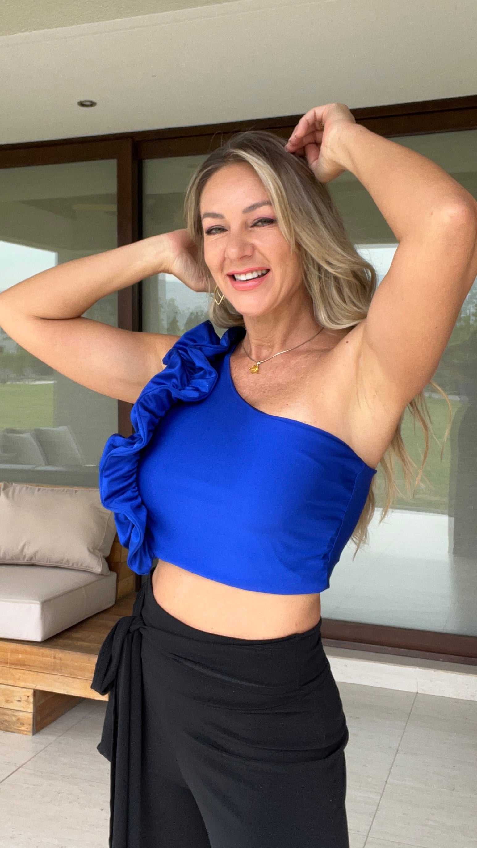 Crop Top Catherine asimétrico con vuelos azul eléctrico | top corto fiesta azul rey |Amoramar.cl 5