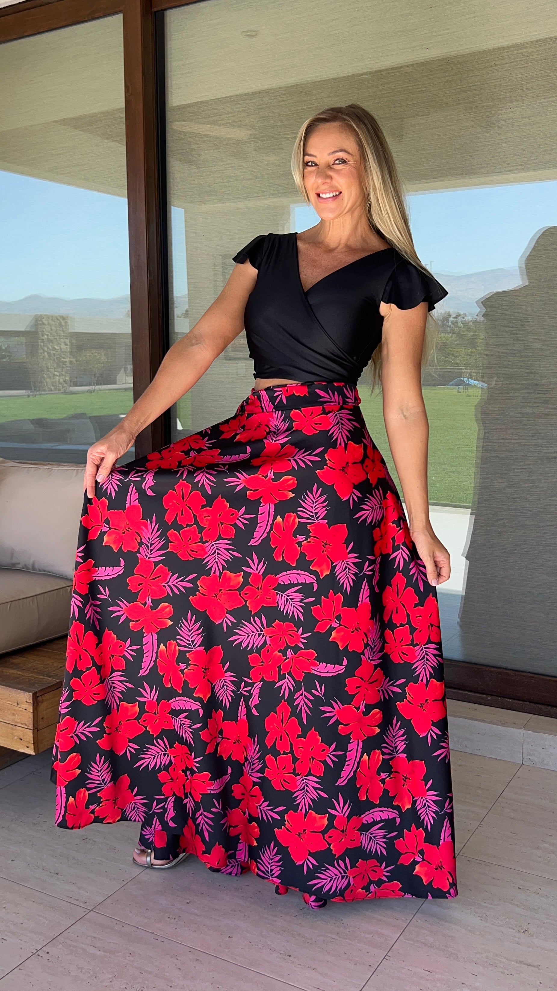 Falda Envolvente Piel de Seda Negra Flores Rojas Hojas Fucsia