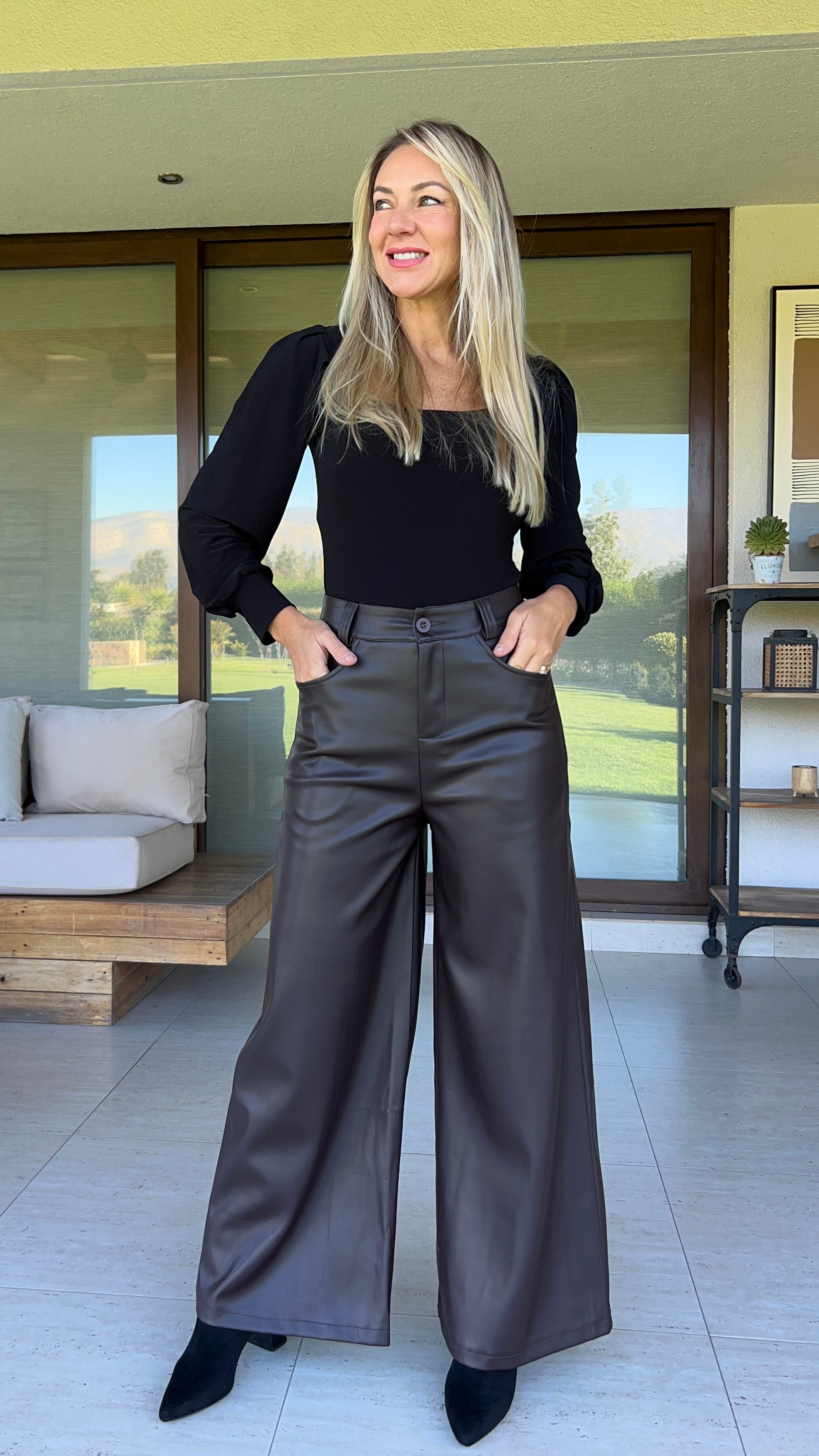 Pantalón Cuerina Chocolate con interior micropolar con bolsillos| Pantalón ecocuero café| Amoramar.cl