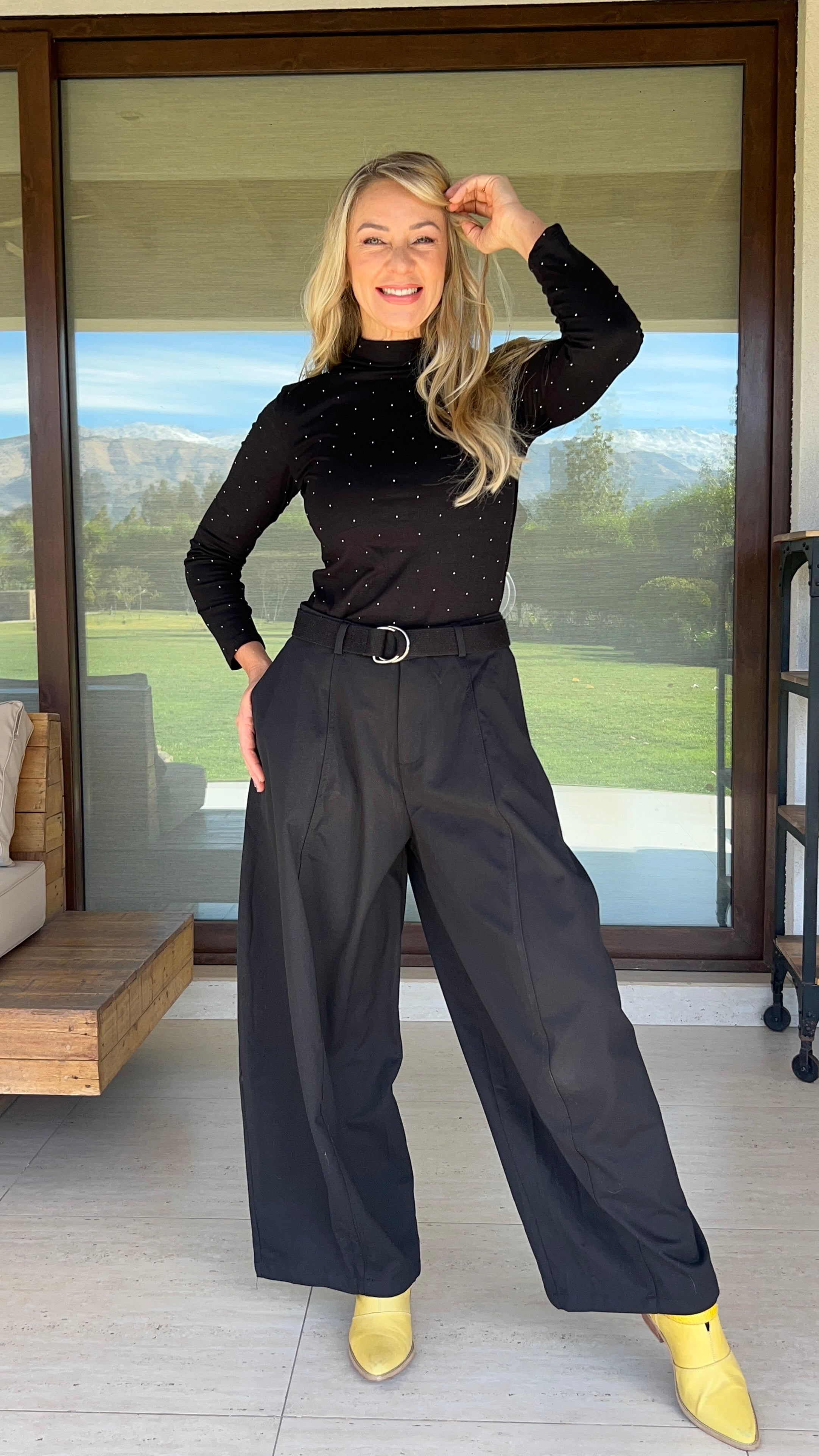 Pantalón Baggy Negro pierna ancha con cinturón y bolsillos. Amoramar.cl