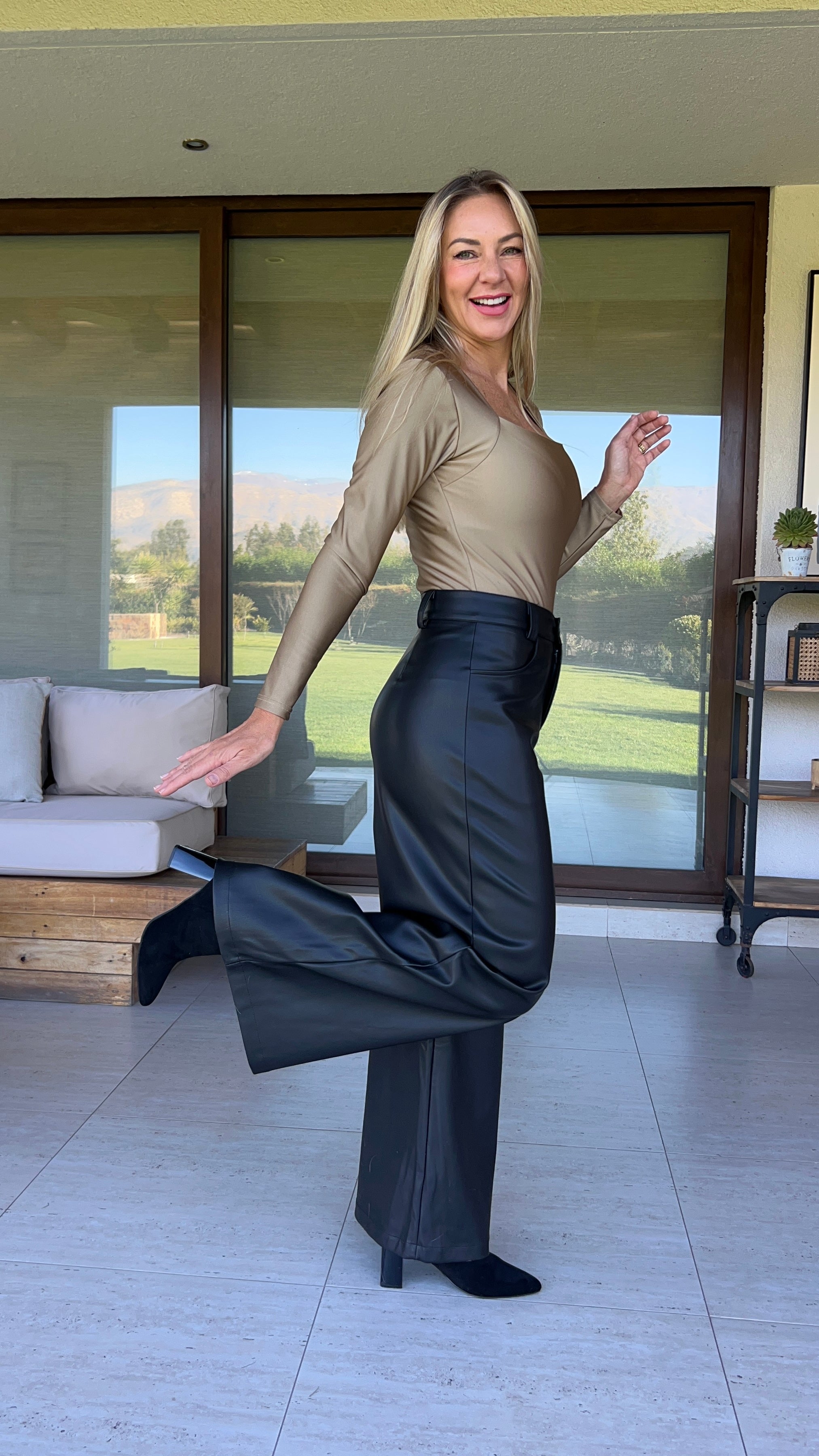 Pantalón Cuerina Negro con interior micropolar con bolsillos| Pantalón ecocuero negro| Amoramar.cl