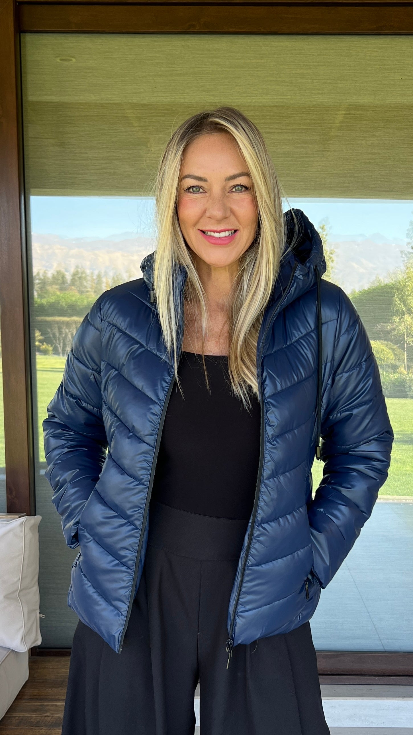 Parka azul marino con capucha mujer. Amoramar.cl