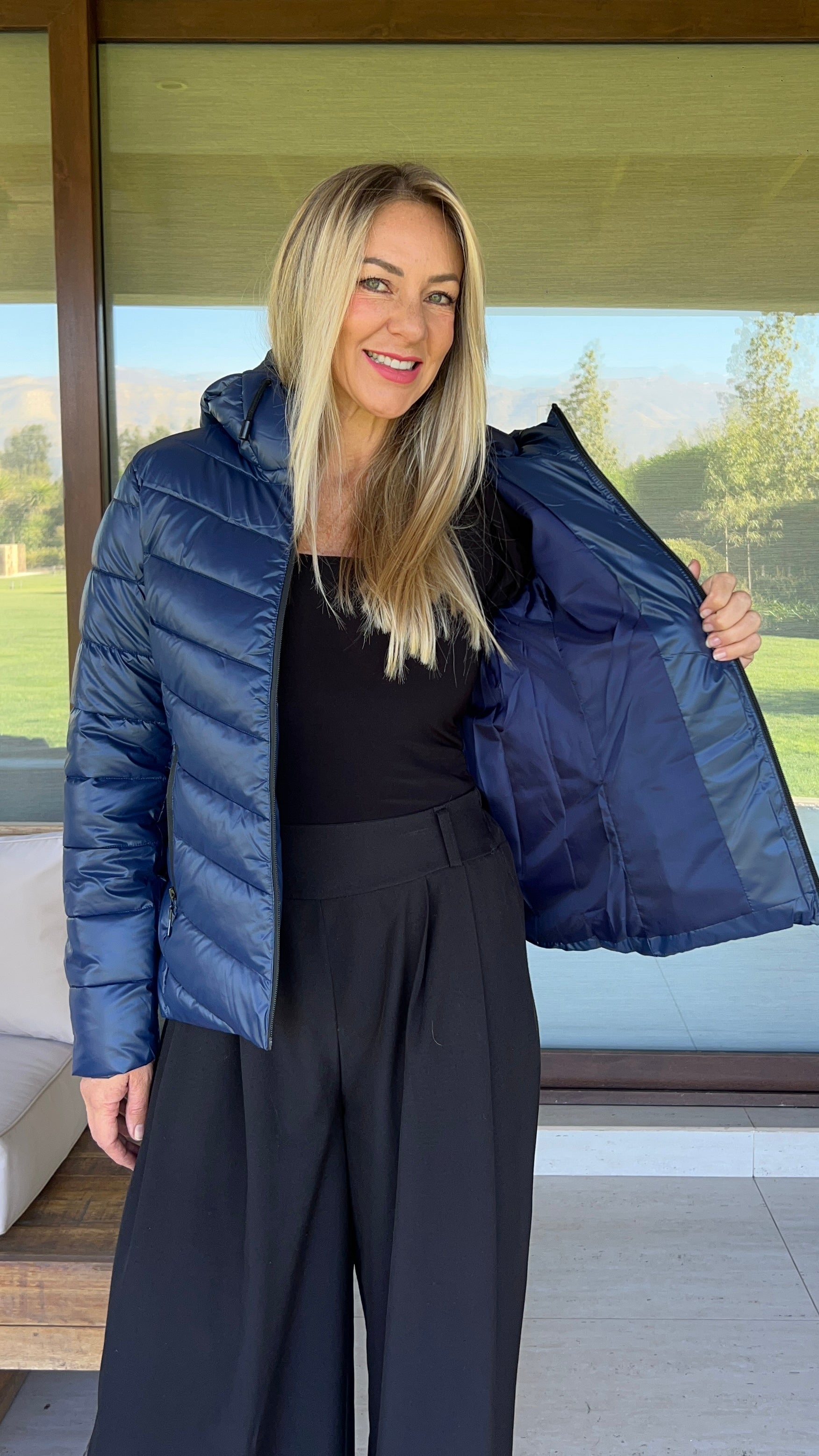 Parka azul marino con capucha mujer. Amoramar.cl