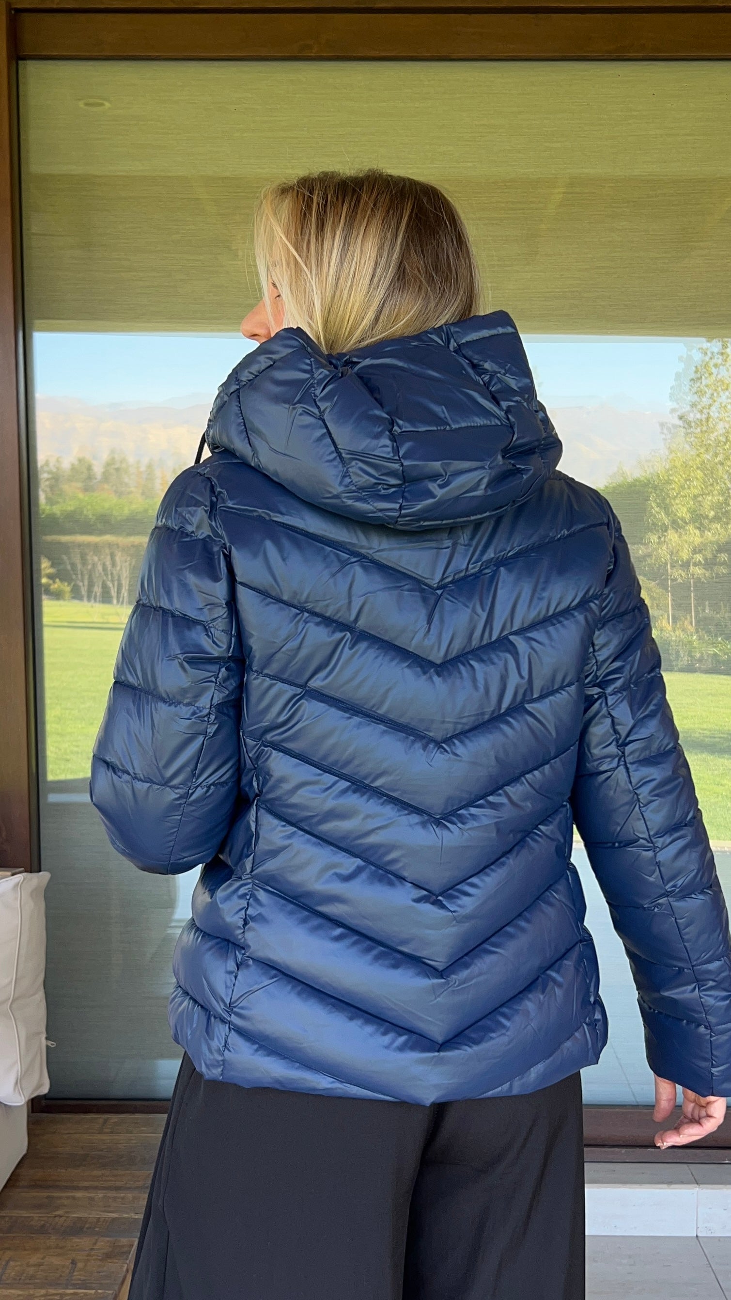 Parka azul marino con capucha mujer. Amoramar.cl