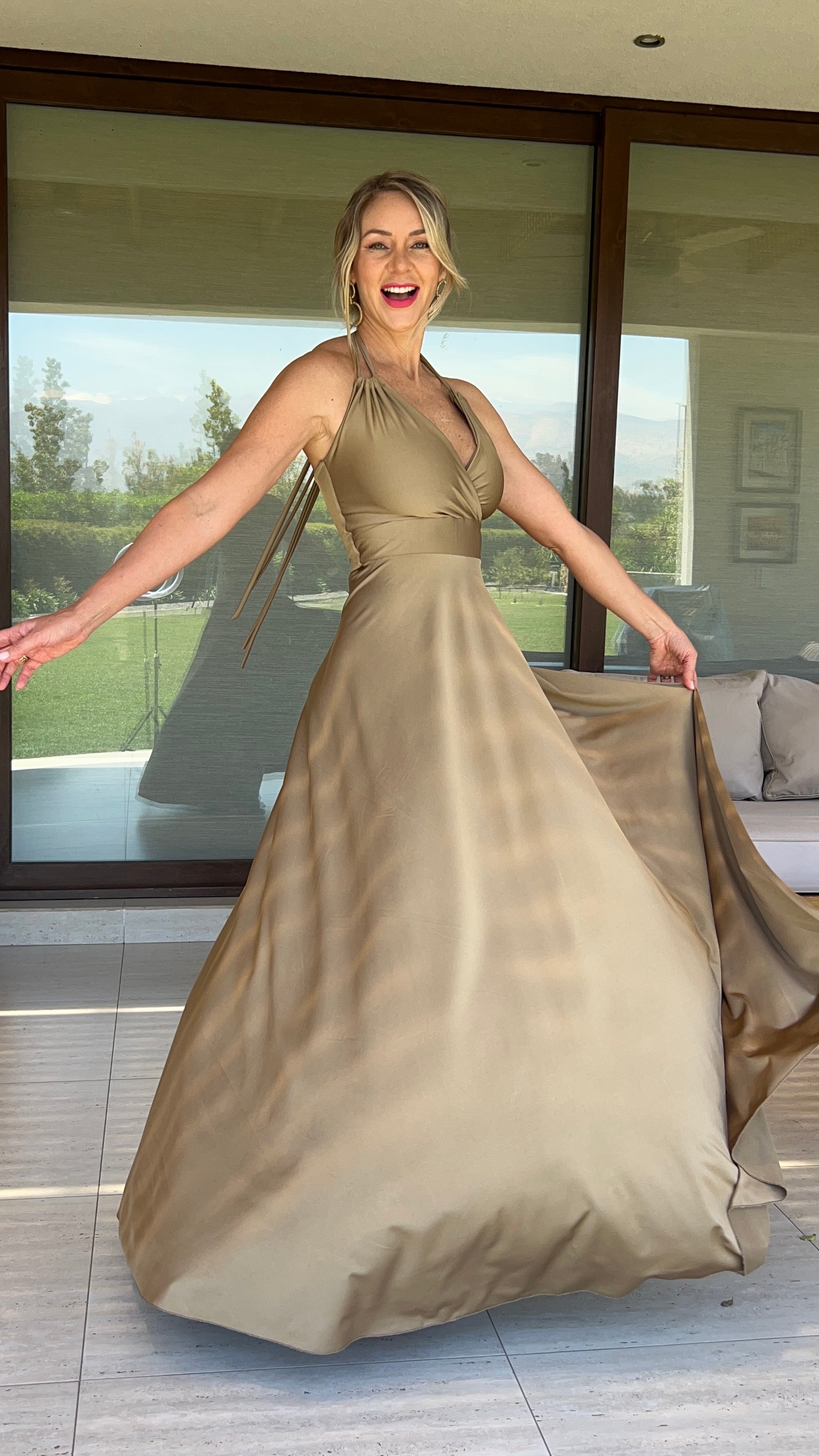 Vestido escote en V Gold con amarre al cuello, vestido largo de fiesta Dorado| Amoramar.cl