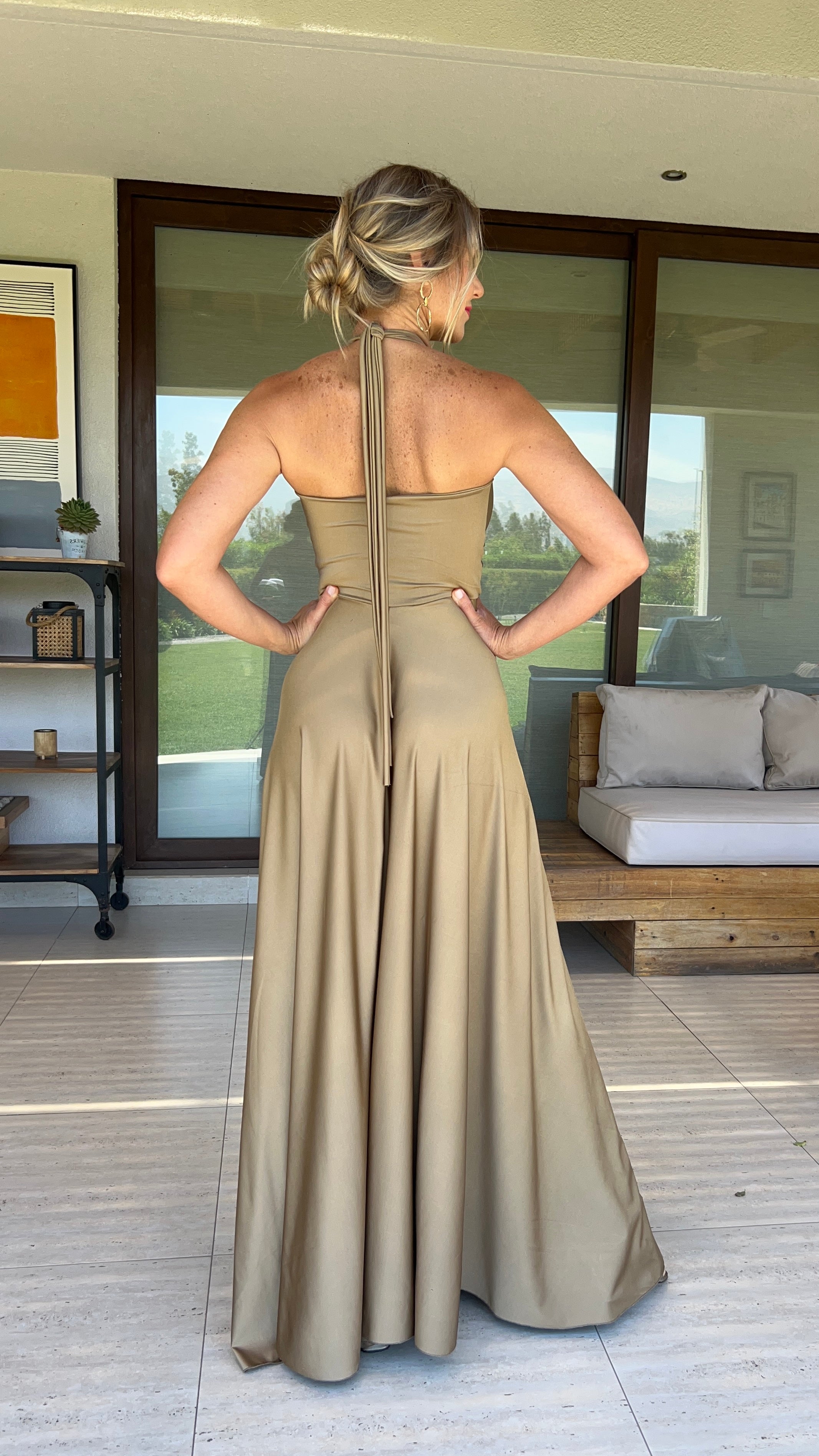 estido escote en V Gold con amarre al cuello, vestido largo de fiesta Dorado| Amoramar.cl