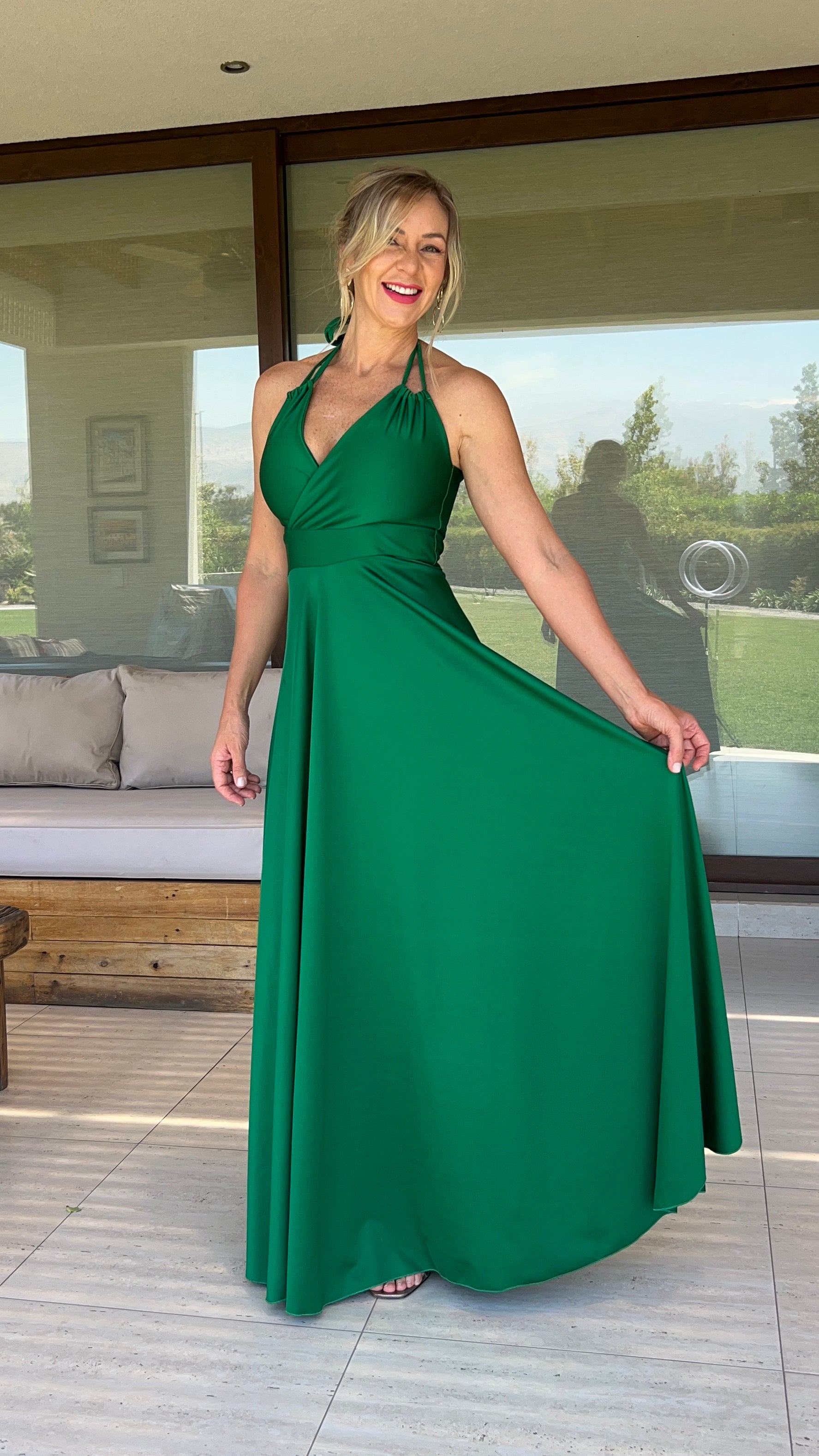 Vestido escote en V Verde con amarre al cuello, vestido largo de fiesta verde| Amoramar.cl