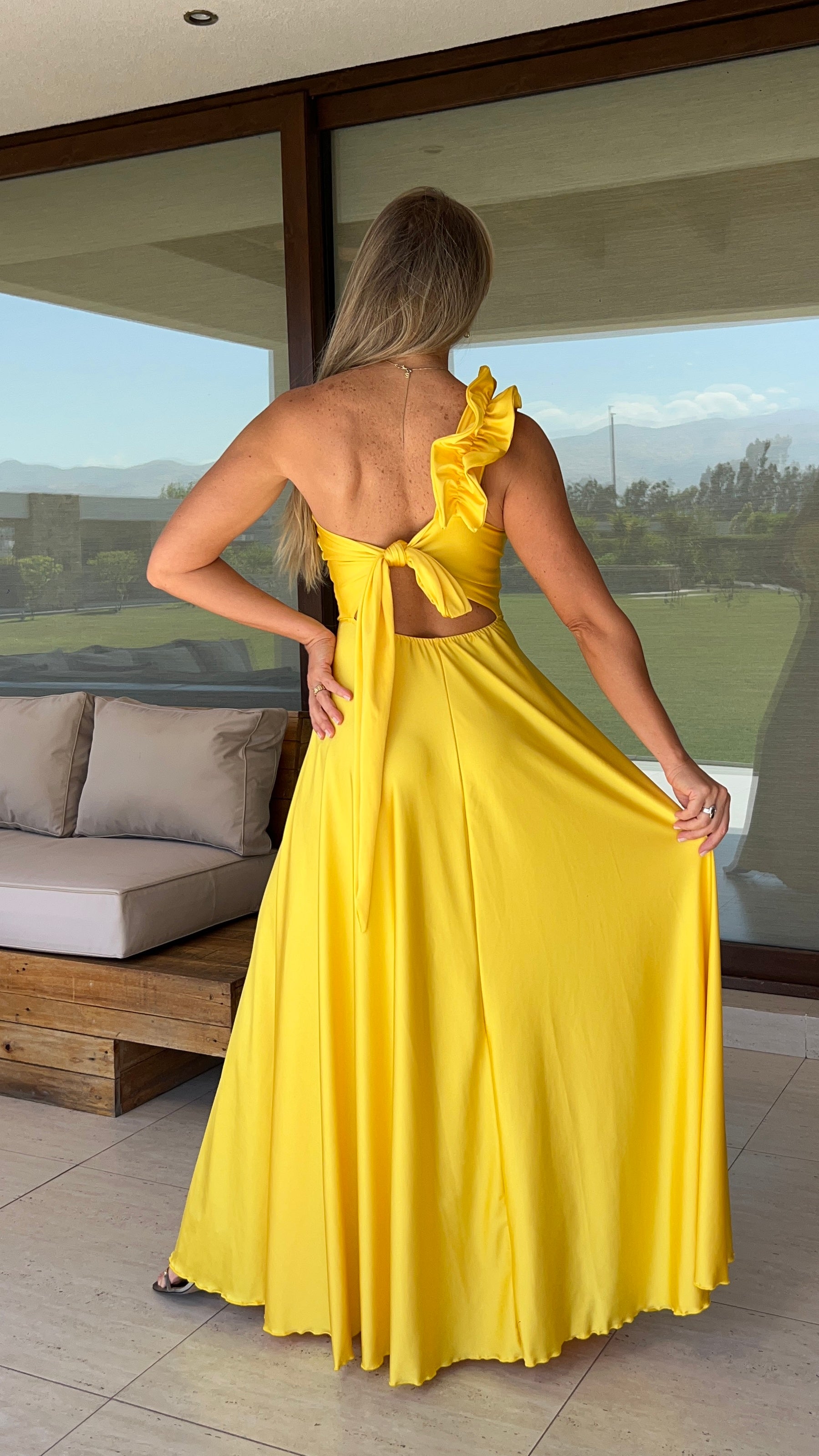 Vestido asimétrico amarillo largo fiesta ajuste en espalda|Amoramar.cl