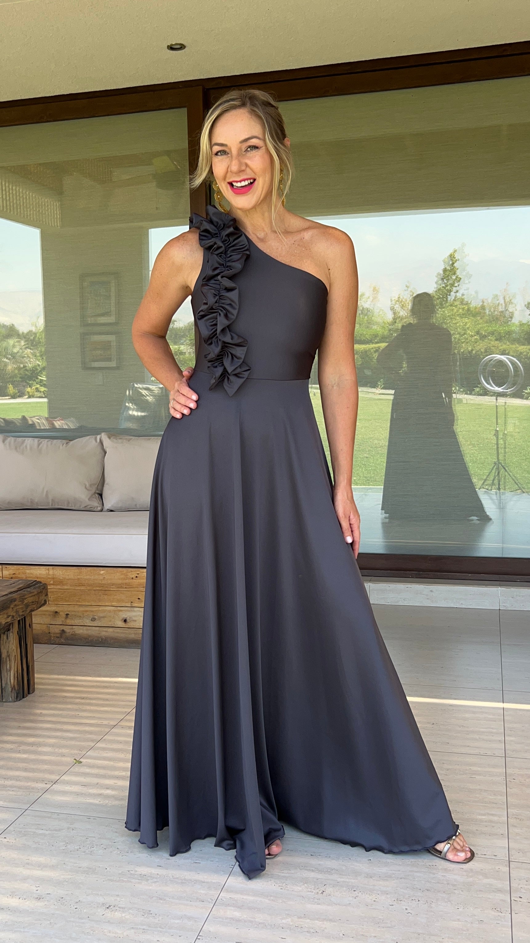 Vestido asimétrico Gris Marengo largo fiesta ajuste en espalda|Amoramar.cl