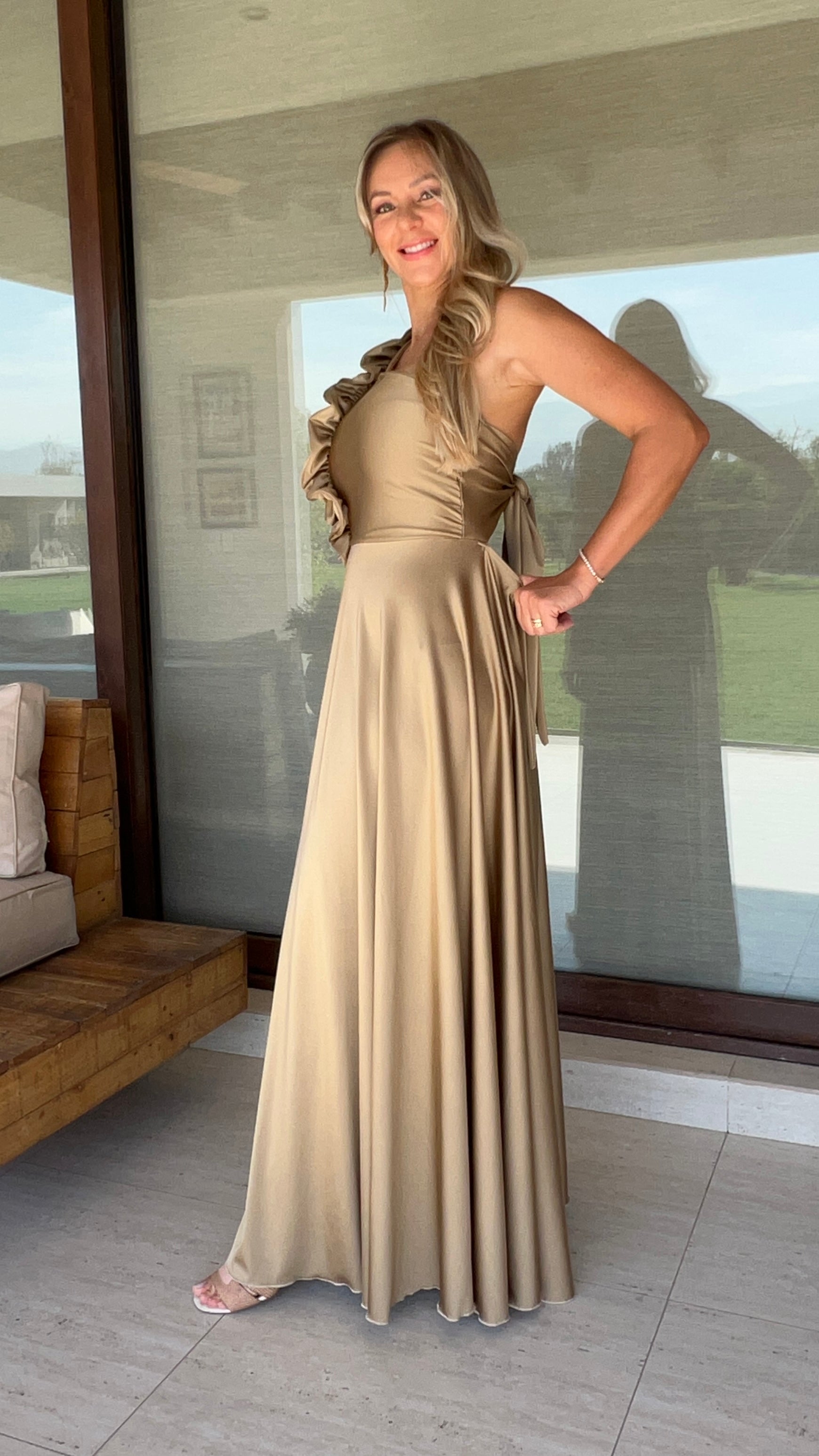 Vestido Camila Gold | Vestido fiesta largo mujer asimétrico dorado |Amoramar.cl 2