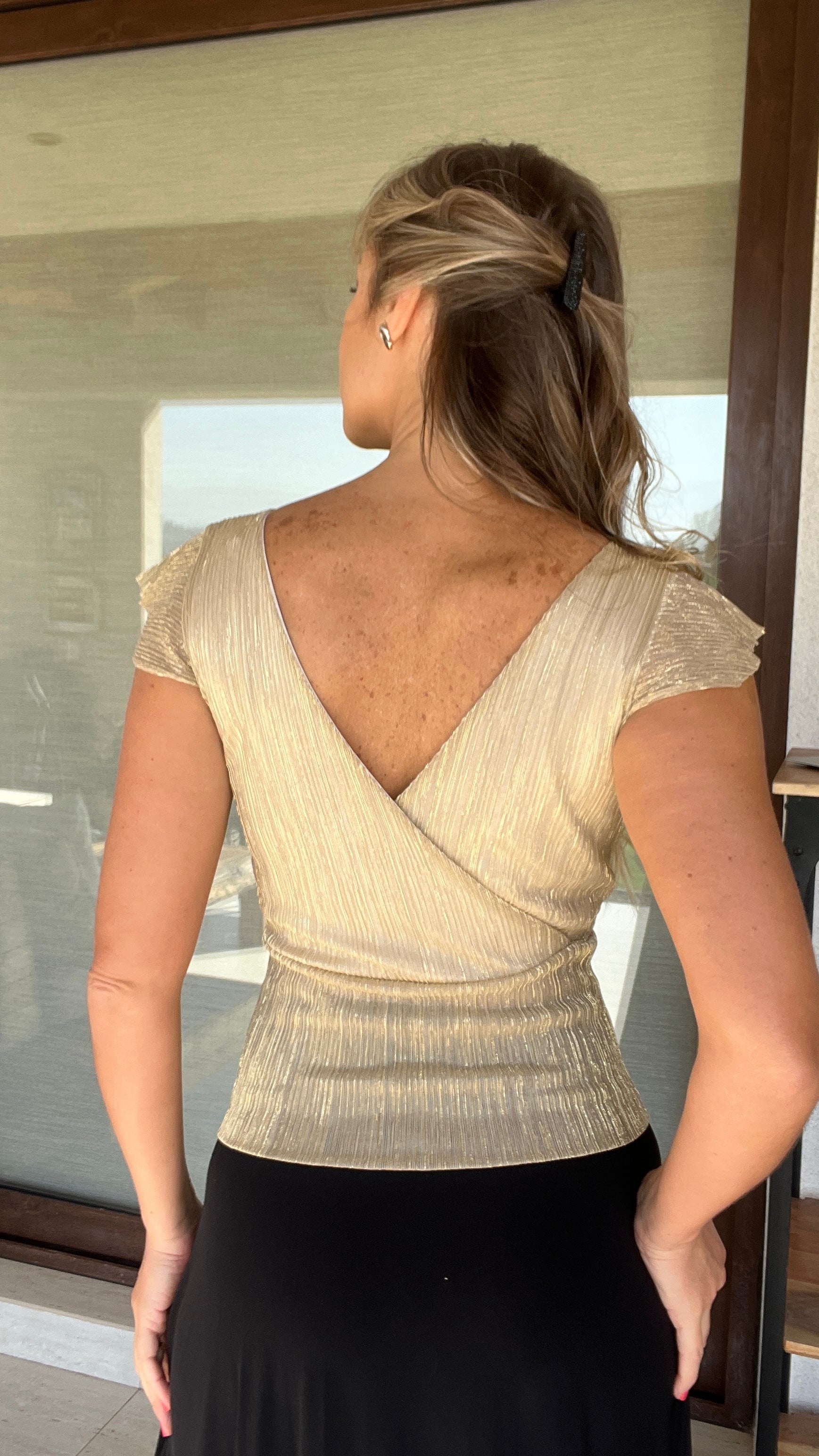 Top Mediano Escote en V Dorado Brillos