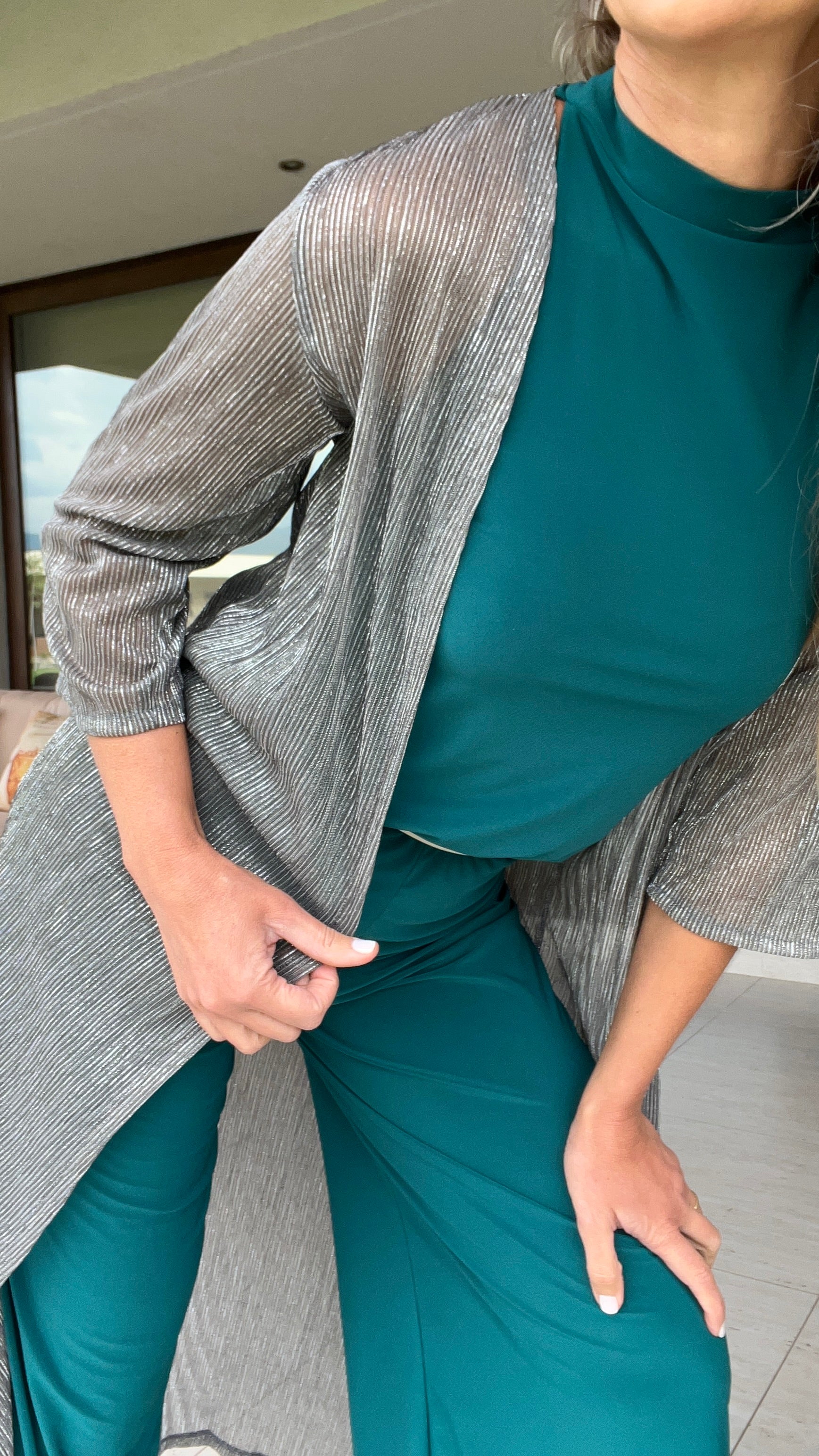 Tapado plisado gris hilos plata| Kimono gris traslúcido | Tapado fiesta| Amoramar.cl 3