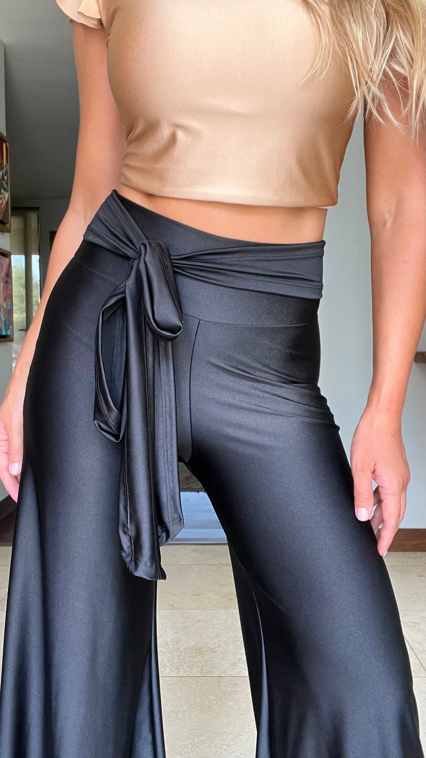 Palazzo de noche con lazo negro | Palazzo Satinado negro | Palazzo de fiesta negro |Amoramar.cl 2