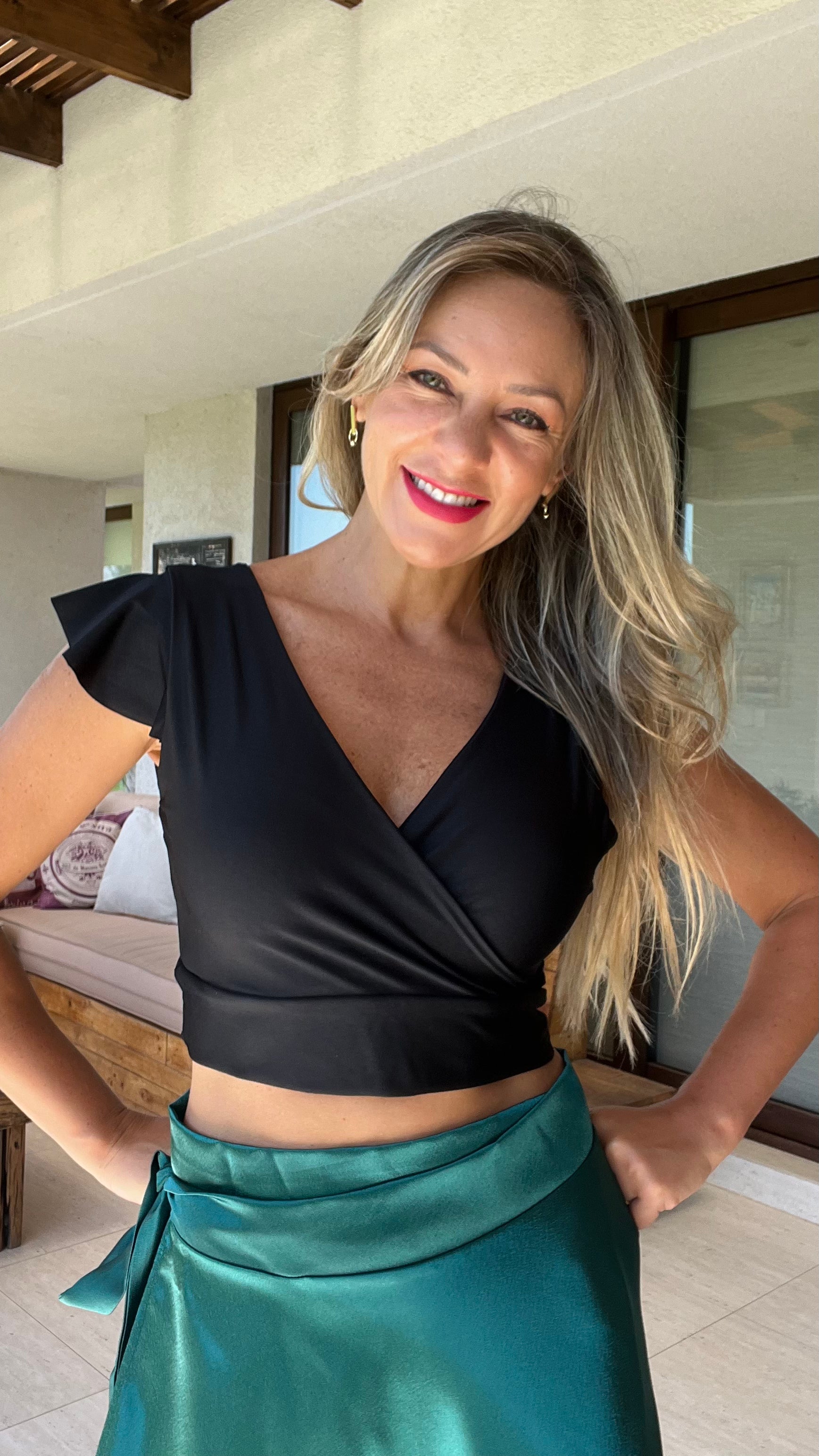 Crop Top Antonia Negro | Top Corto Mujer | Crop Top Negro Satinado | Amoramar.cl