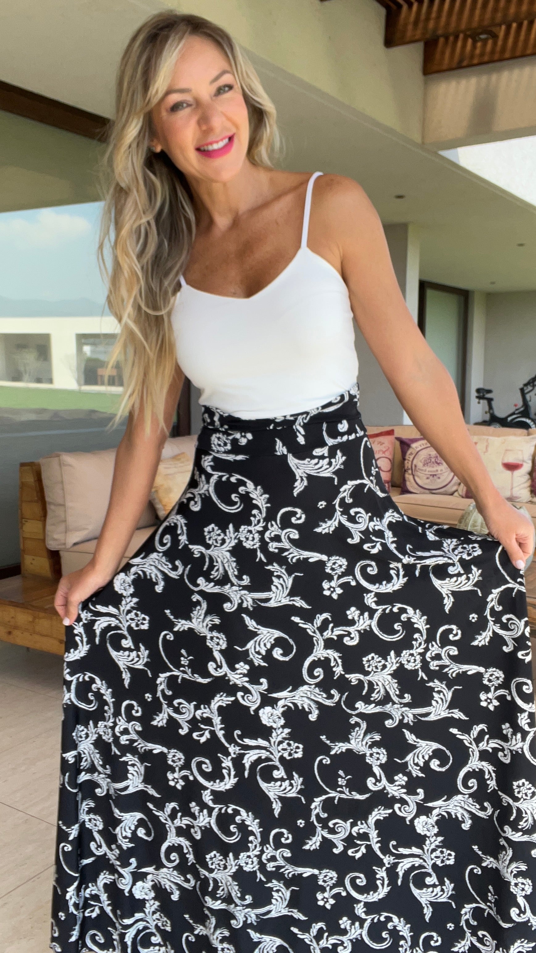 Maxifalda Negra con Flores Blancas