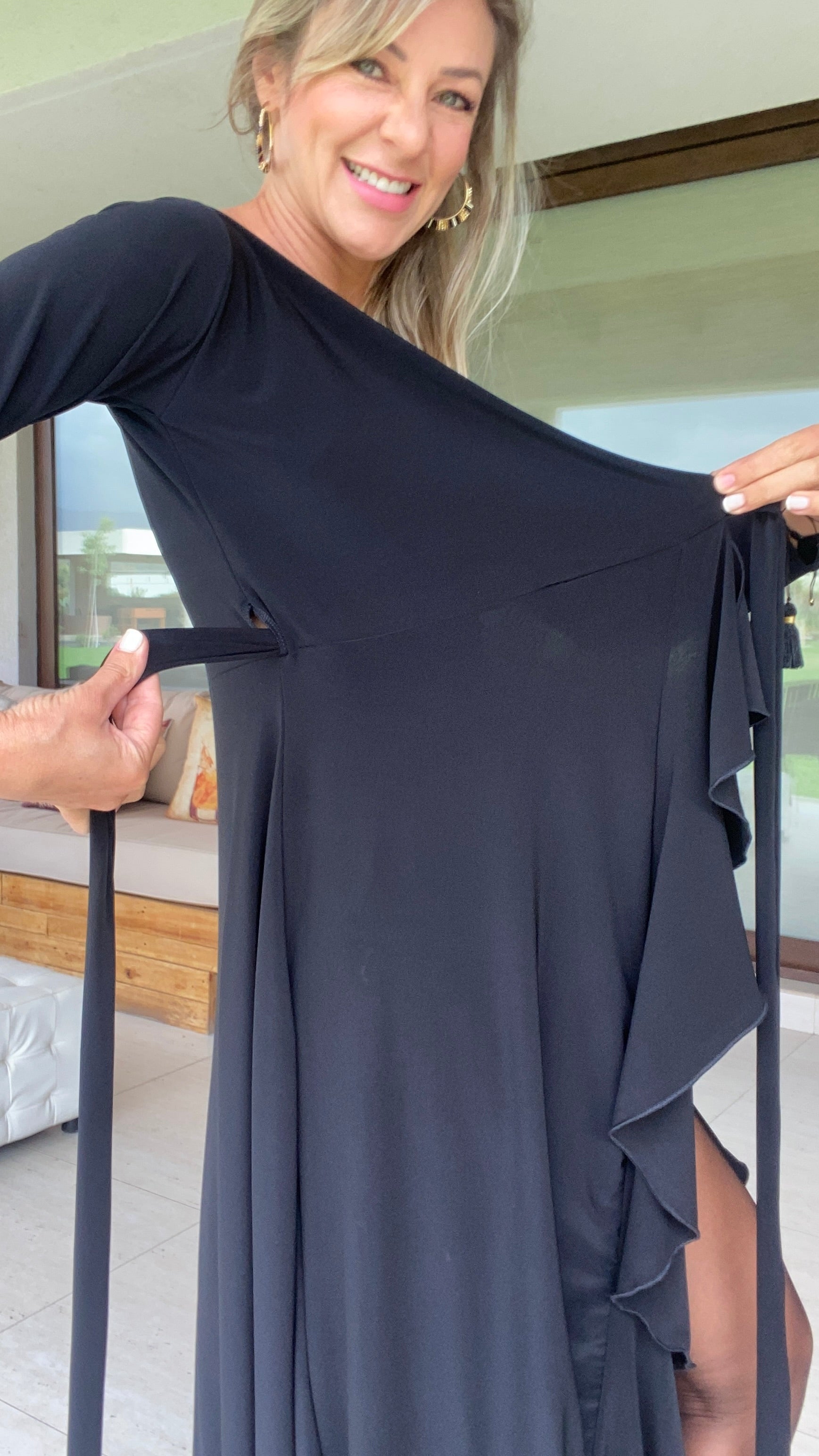 Vestido Emma Negro| Vestido asimétrico manga larga tipo pareo negro| Amoramar.cl