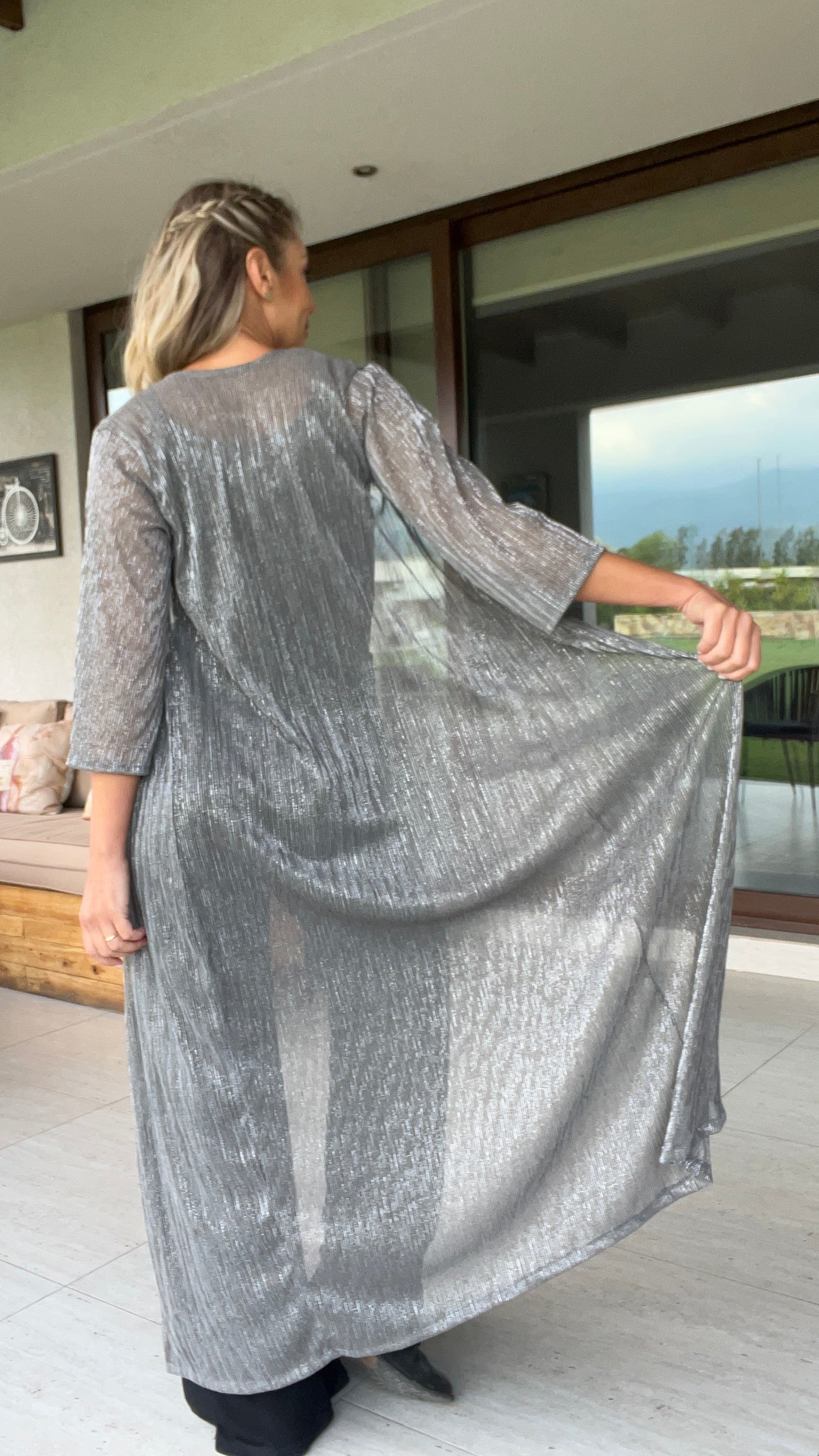 Tapado plisado gris hilos plata| Kimono gris traslúcido | Tapado fiesta| Amoramar.cl 4