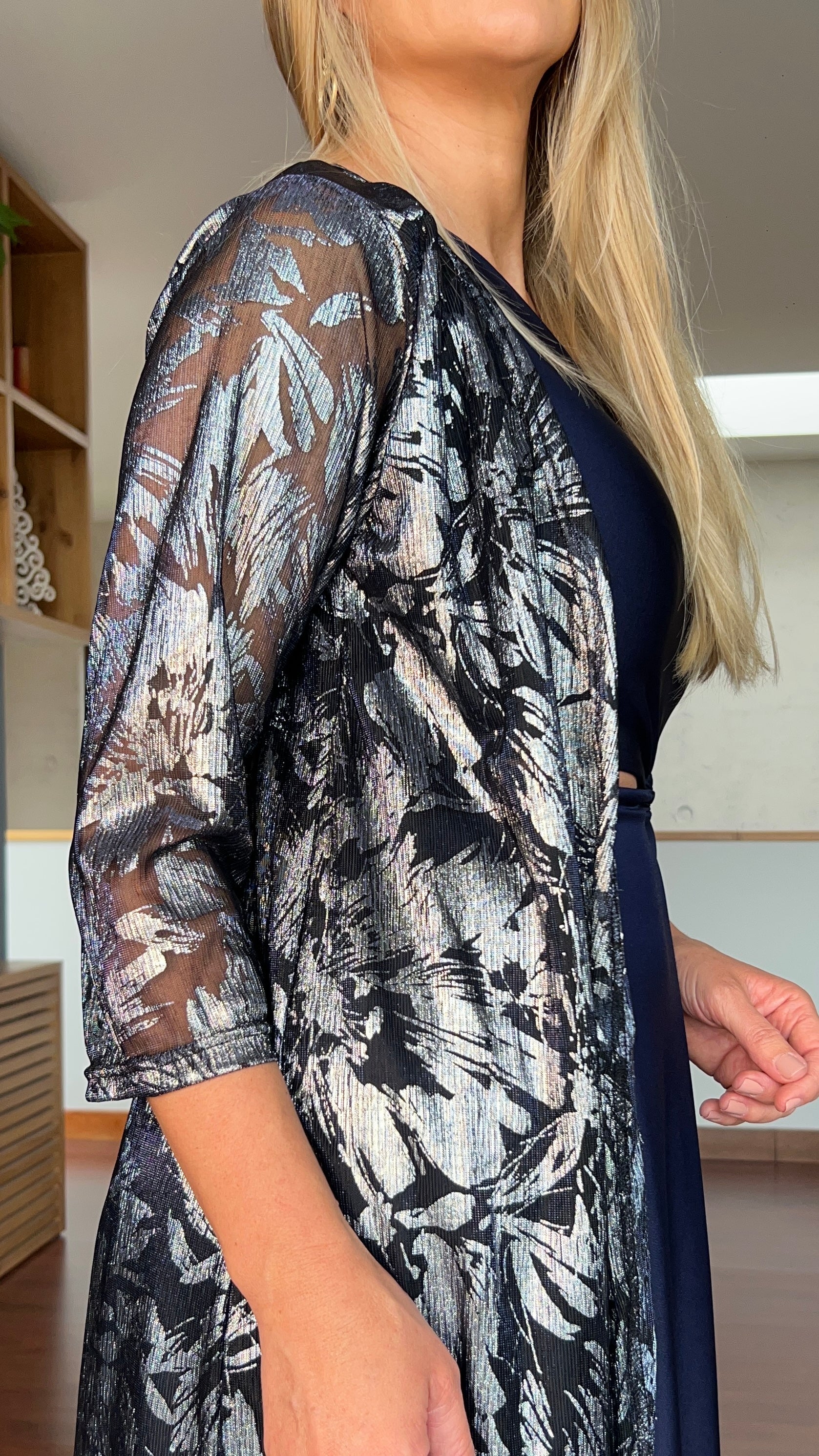 Tapado plisado flores plata fondo azul oscuro traslúcido|Kimono mujer fiesta hojas plateadas|Amoramar.cl 
