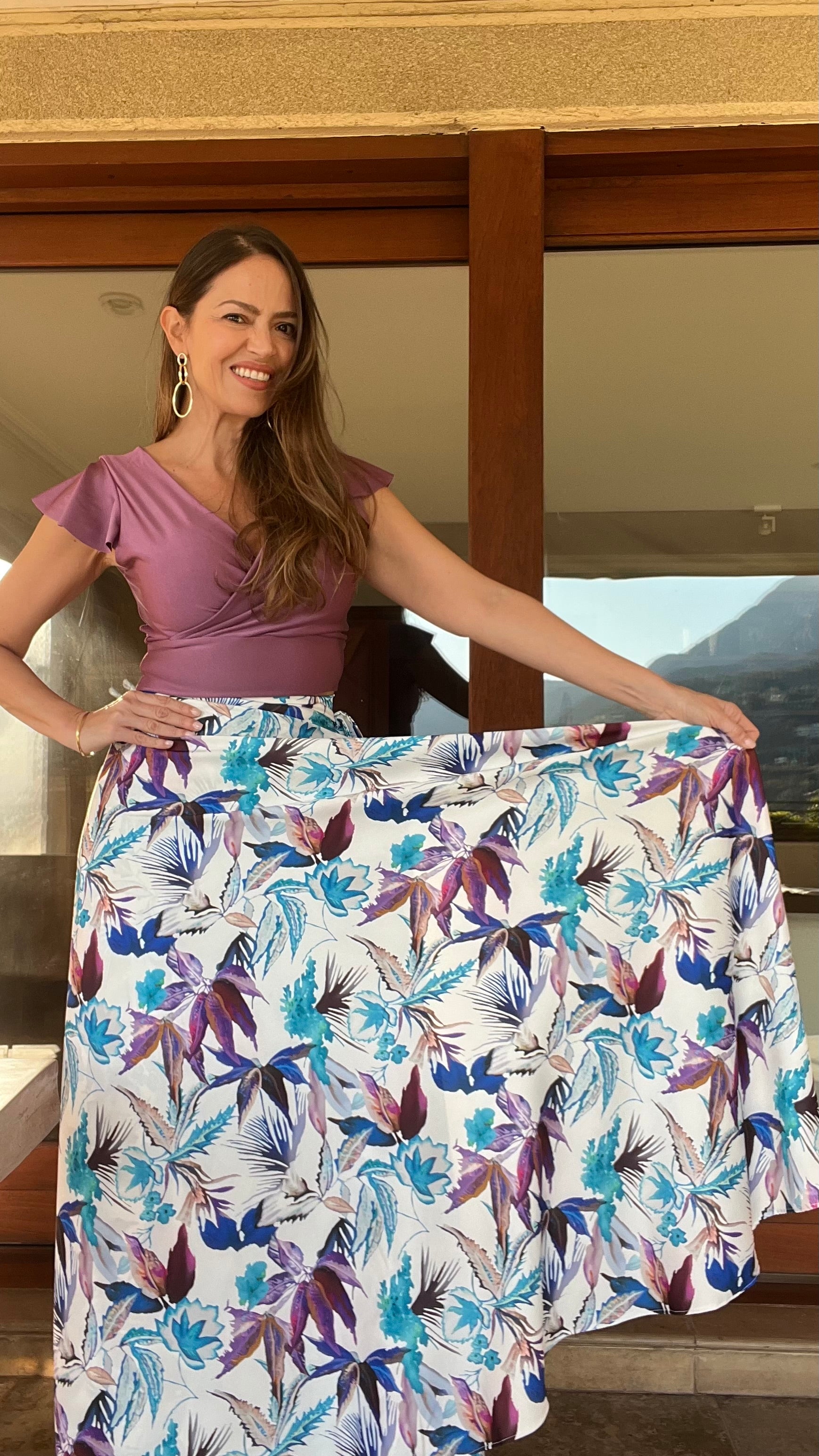 Falda Envolvente Piel de Seda Blanca Flores Moradas/Azules