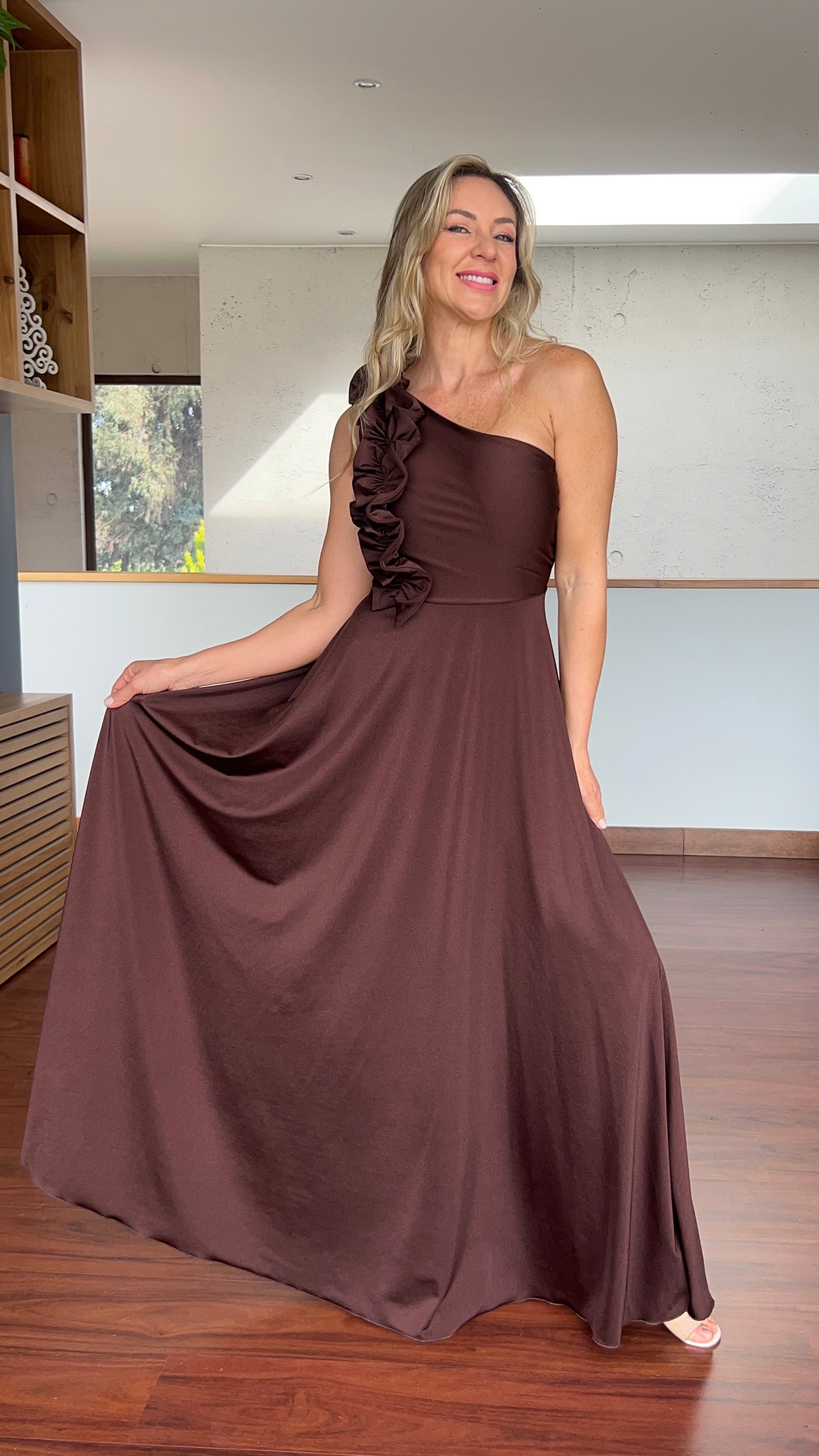 Vestido Camila Chocolate| Vestido largo fiesta asimétrico vuelos Café|Amoramar.cl 