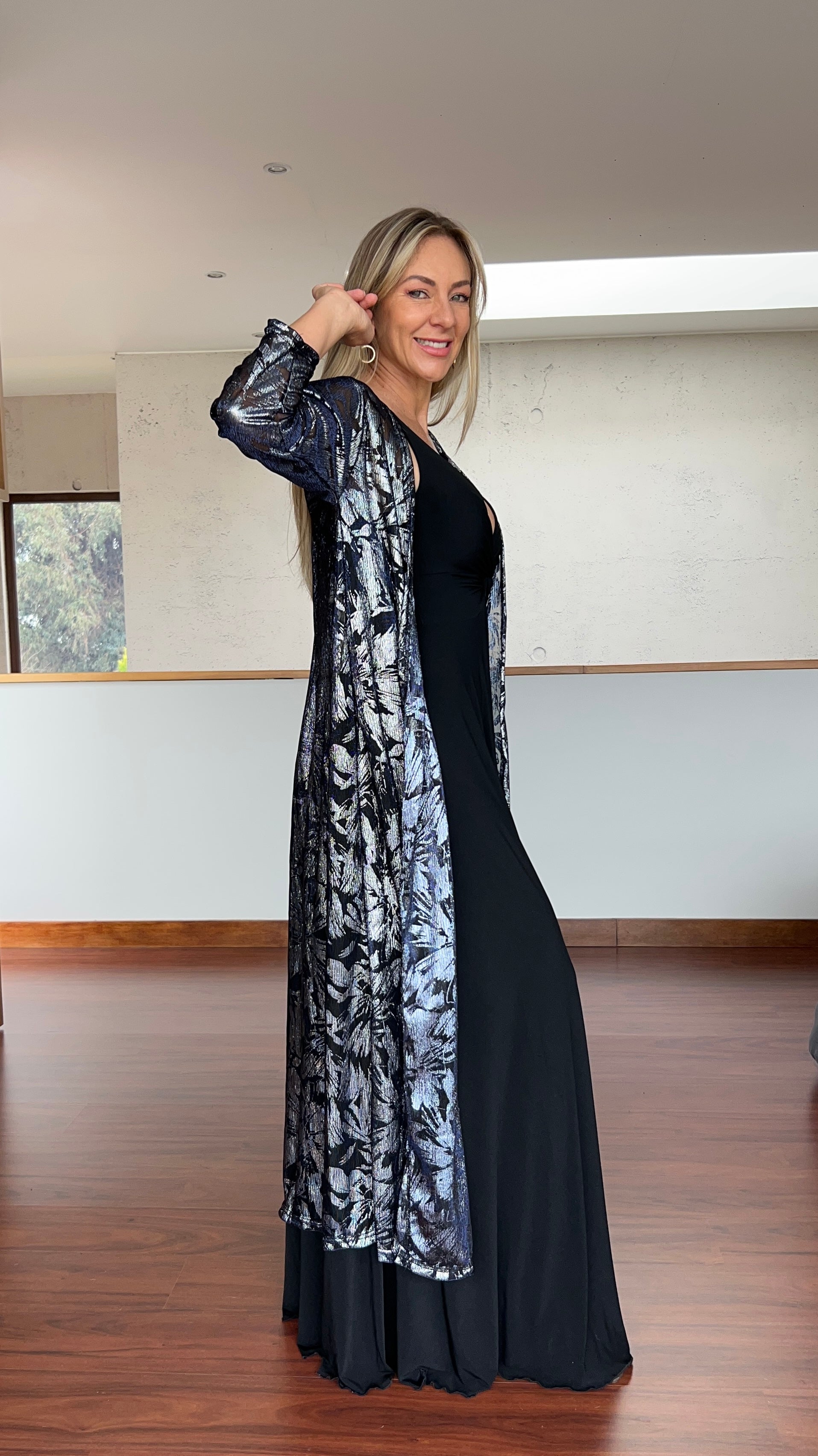 Tapado plisado flores plata fondo azul oscuro traslúcido|Kimono mujer fiesta hojas plateadas tornasol|Amoramar.cl 