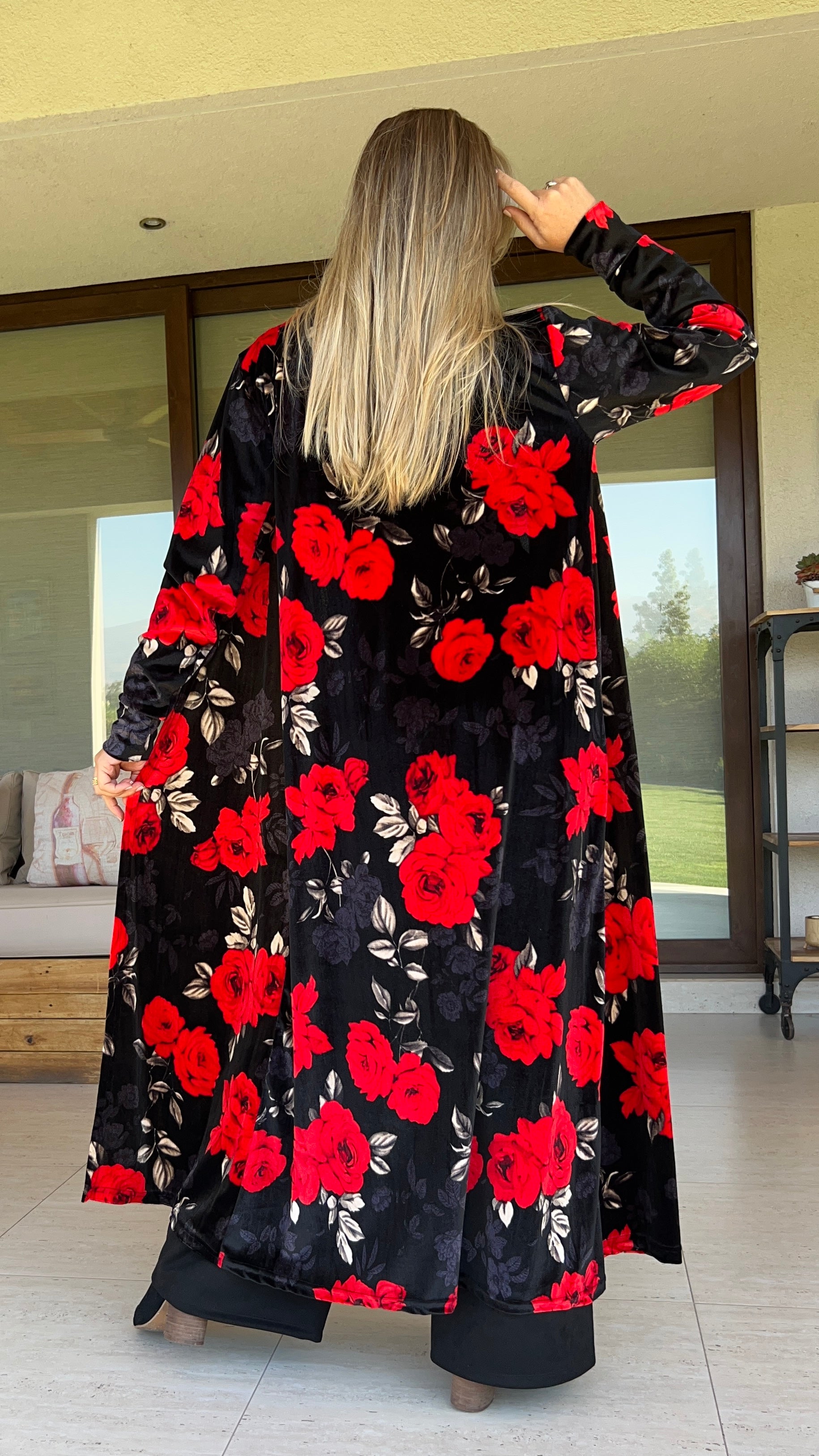 Tapado Terciopelo Negro flores rojas | Kimono terciopelo mujer | Amoramar.cl 1