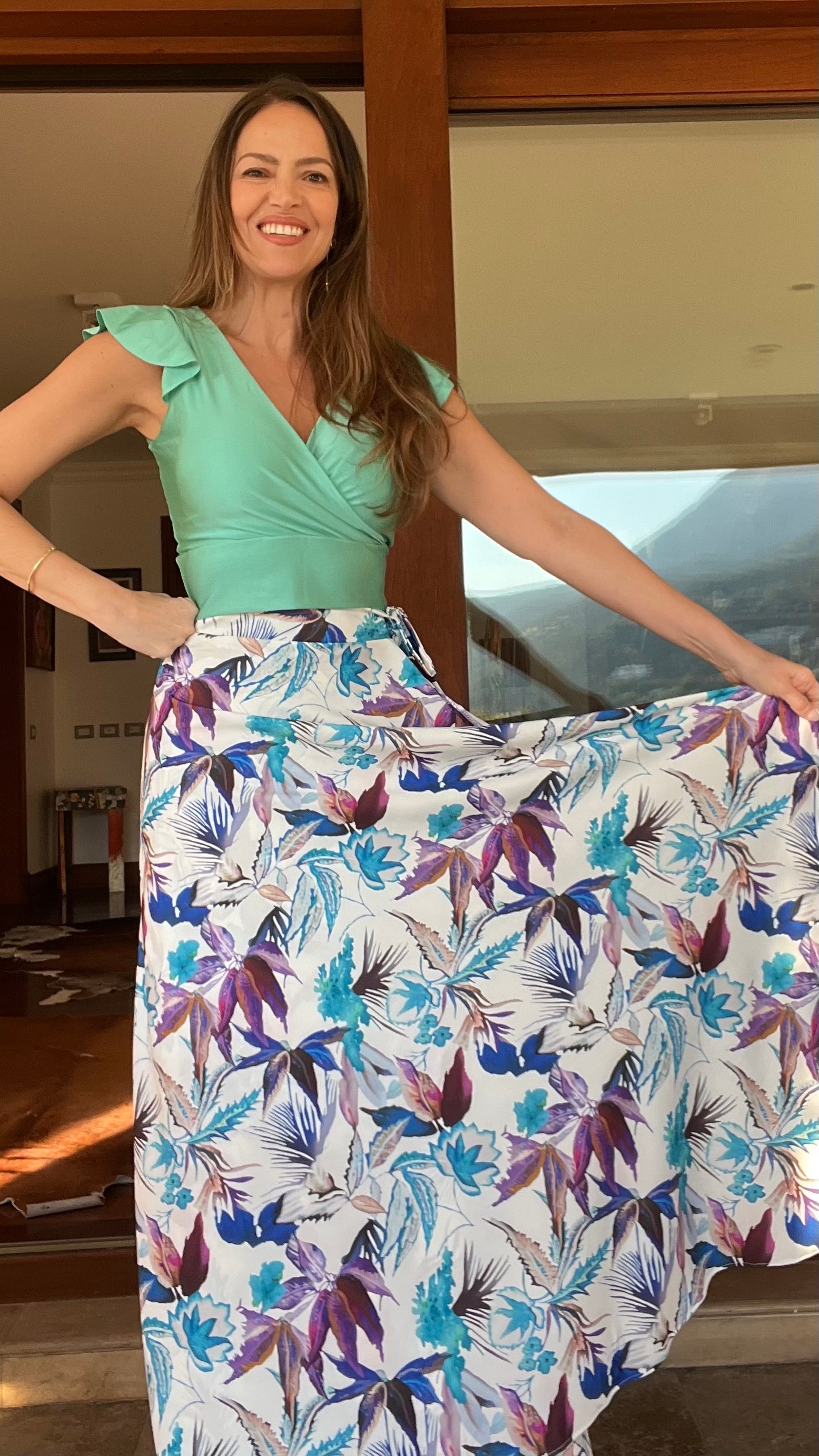 Falda Envolvente Piel de Seda Blanca Flores Moradas/Azules