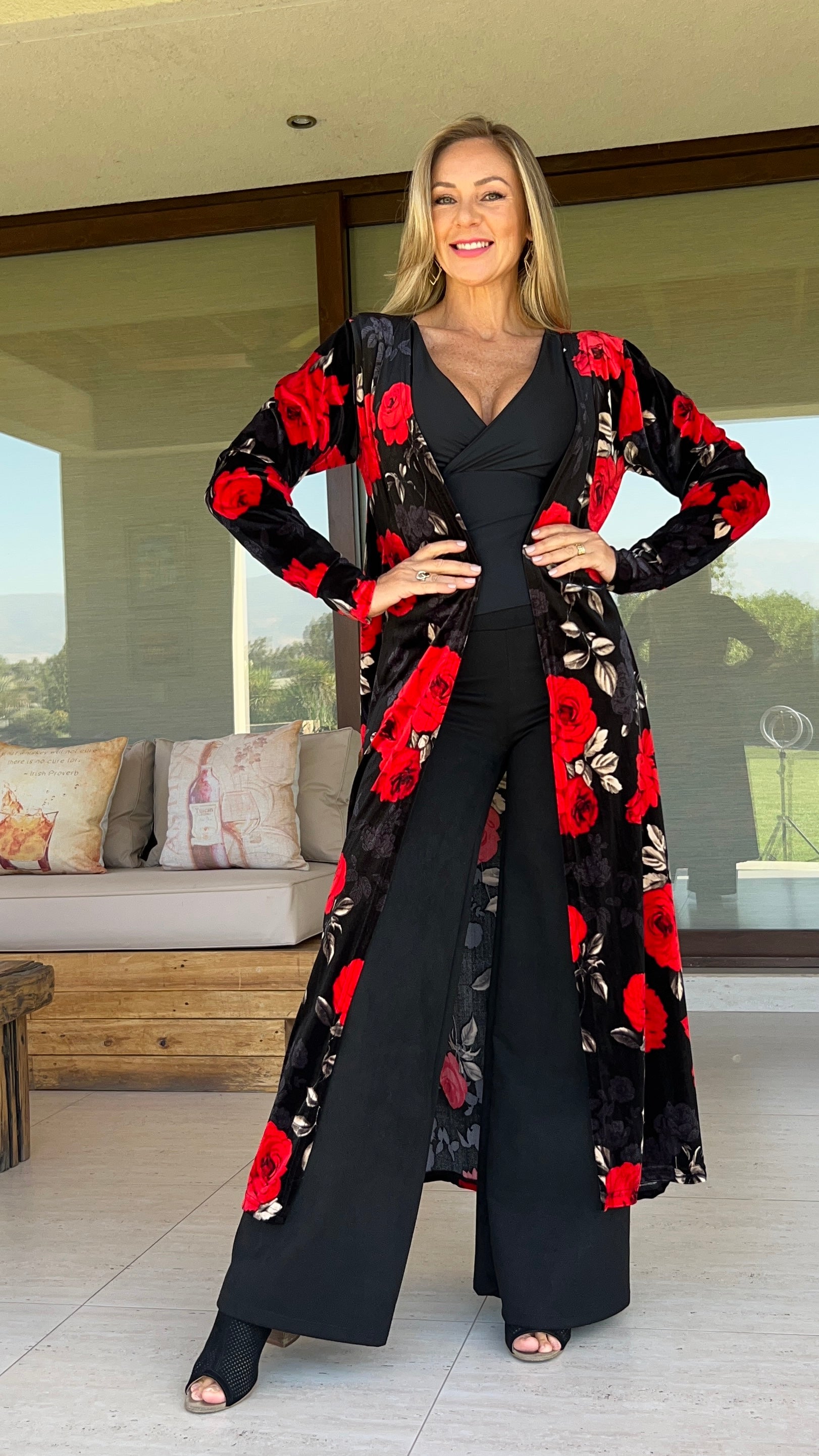 Tapado Terciopelo Negro flores rojas | Kimono terciopelo mujer | Amoramar.cl