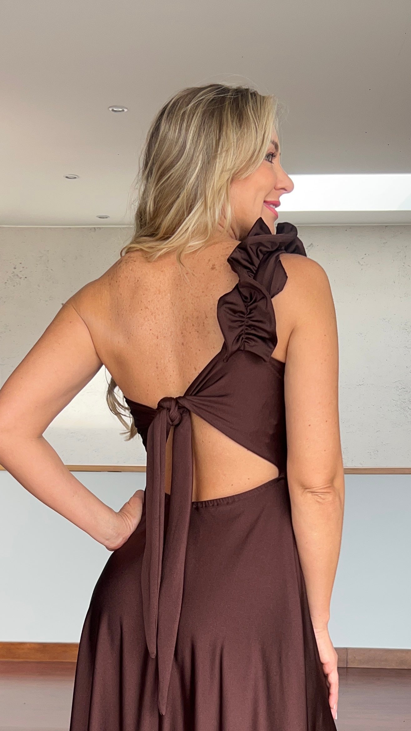 Vestido Camila Chocolate| Vestido largo fiesta asimétrico vuelos Café|Amoramar.cl 1