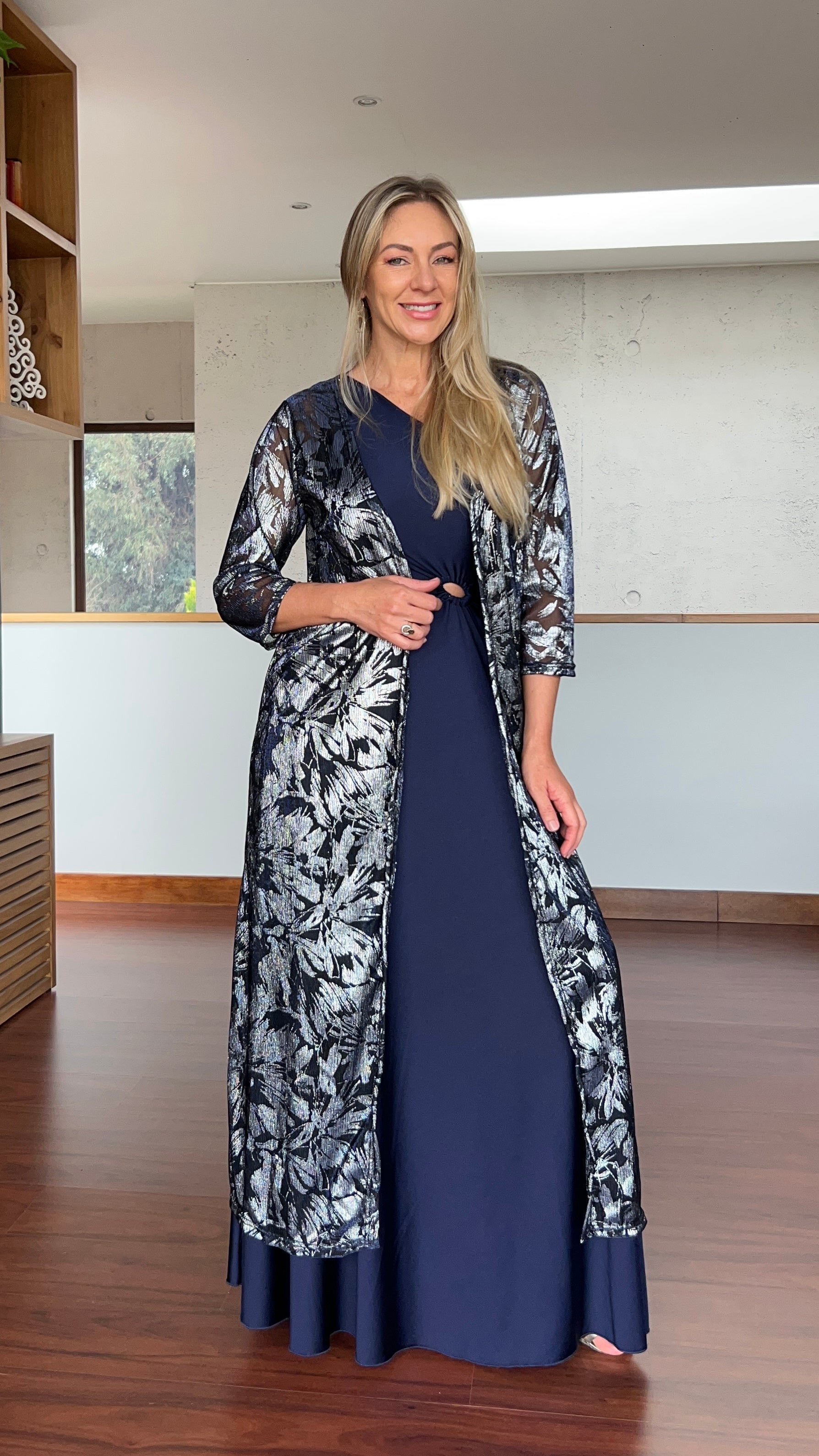Tapado plisado flores plata fondo azul oscuro|Kimono mujer fiesta hojas plateadas|Amoramar.cl 