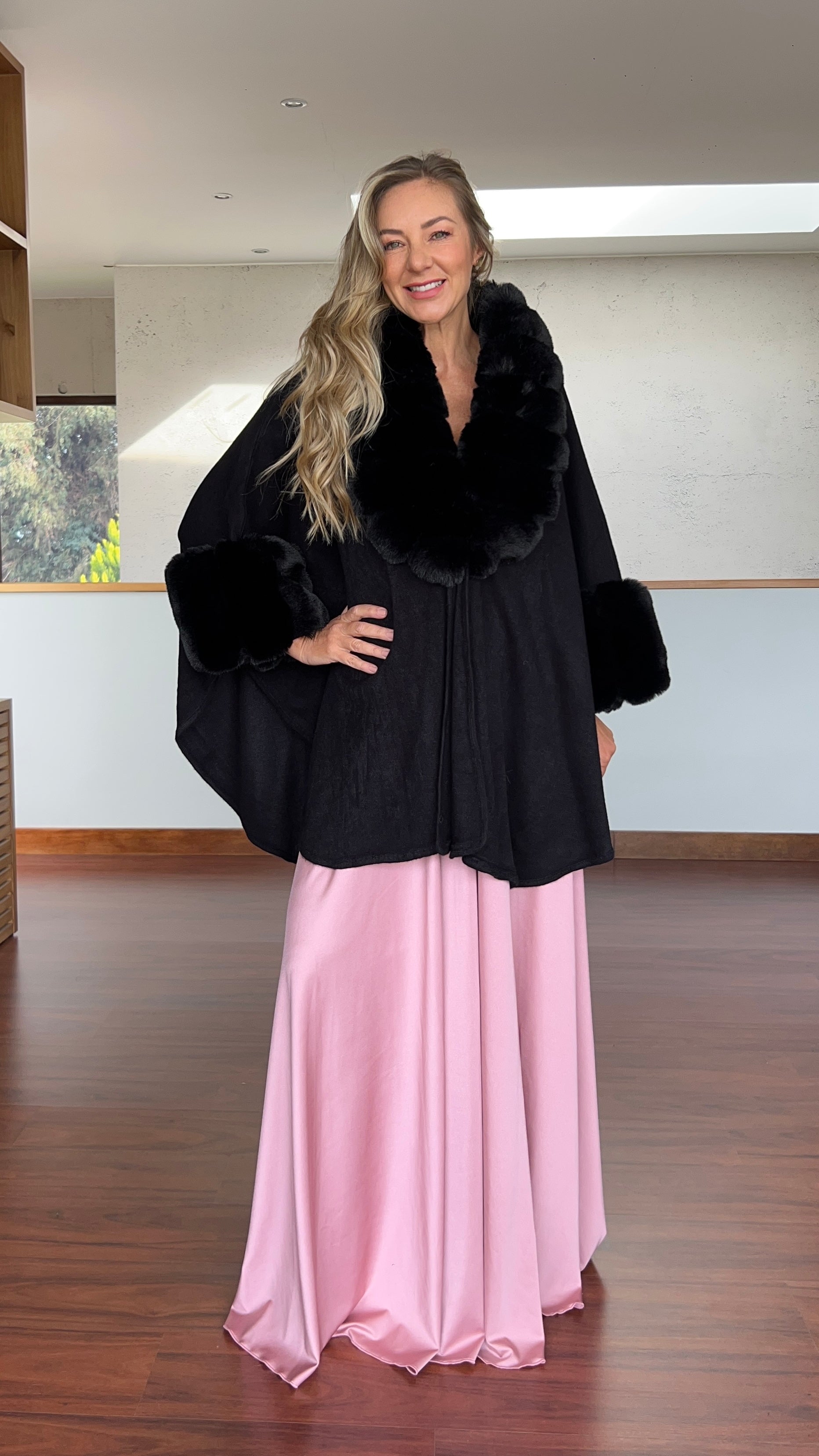 Poncho Gabrielle Negro| Capa de fiesta Negra corte murciélago |abrigo peludo|Amoramar.cl 3