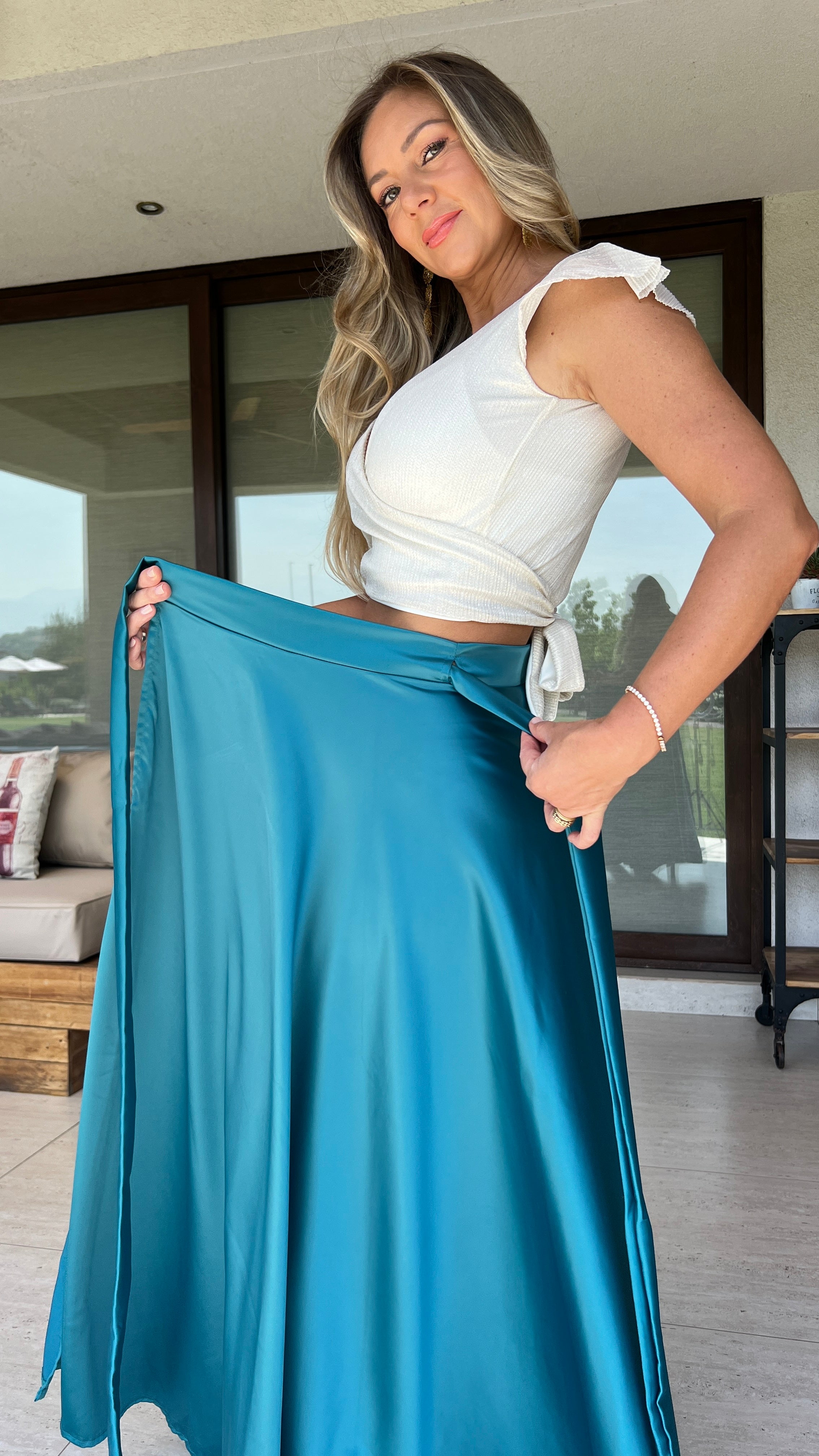 Falda envolvente piel de seda azul verdoso | falda larga satinada azul | Amoramar.cl 4