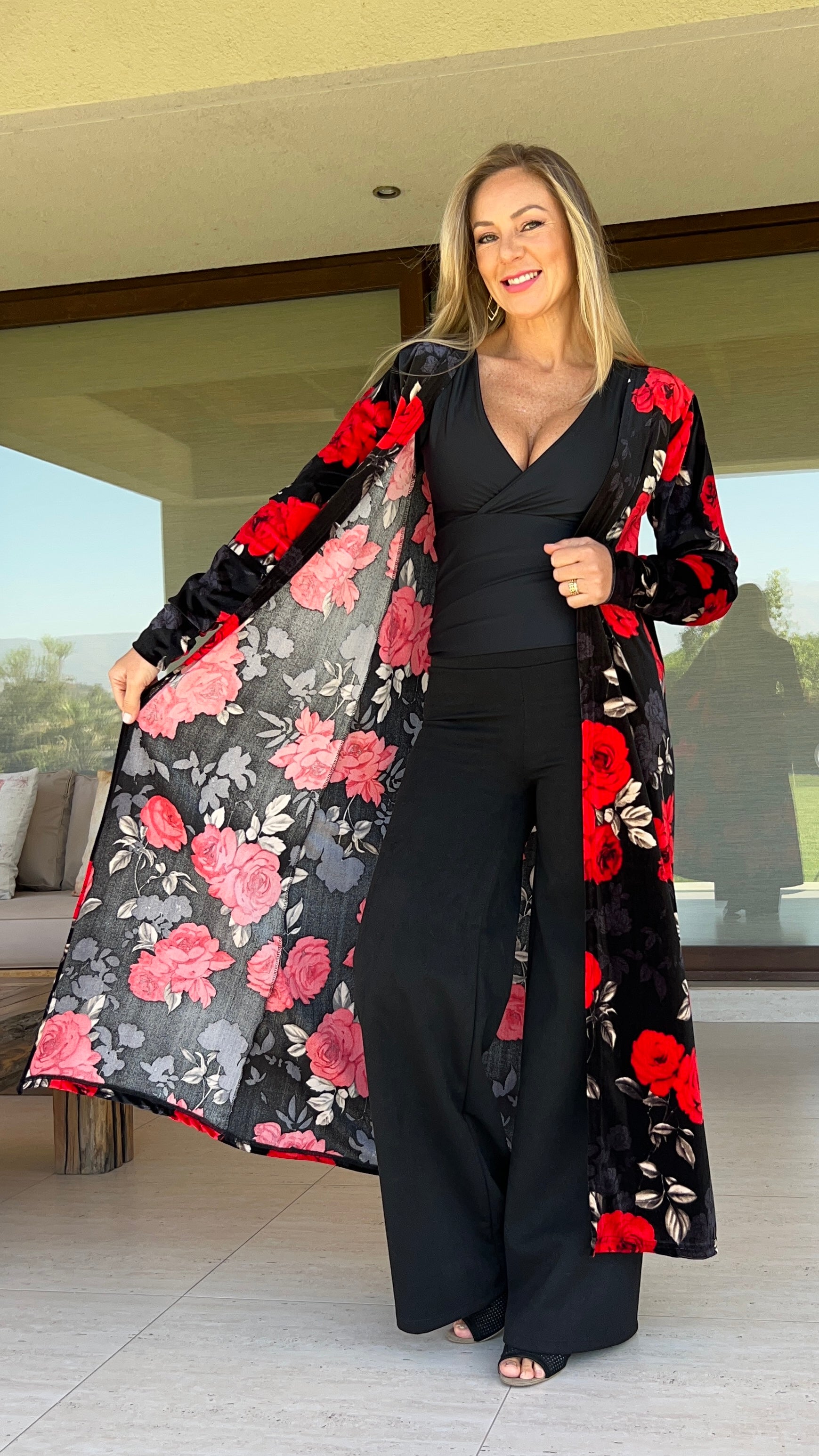 Tapado Terciopelo Negro flores rojas | Kimono terciopelo mujer | Amoramar.cl 3