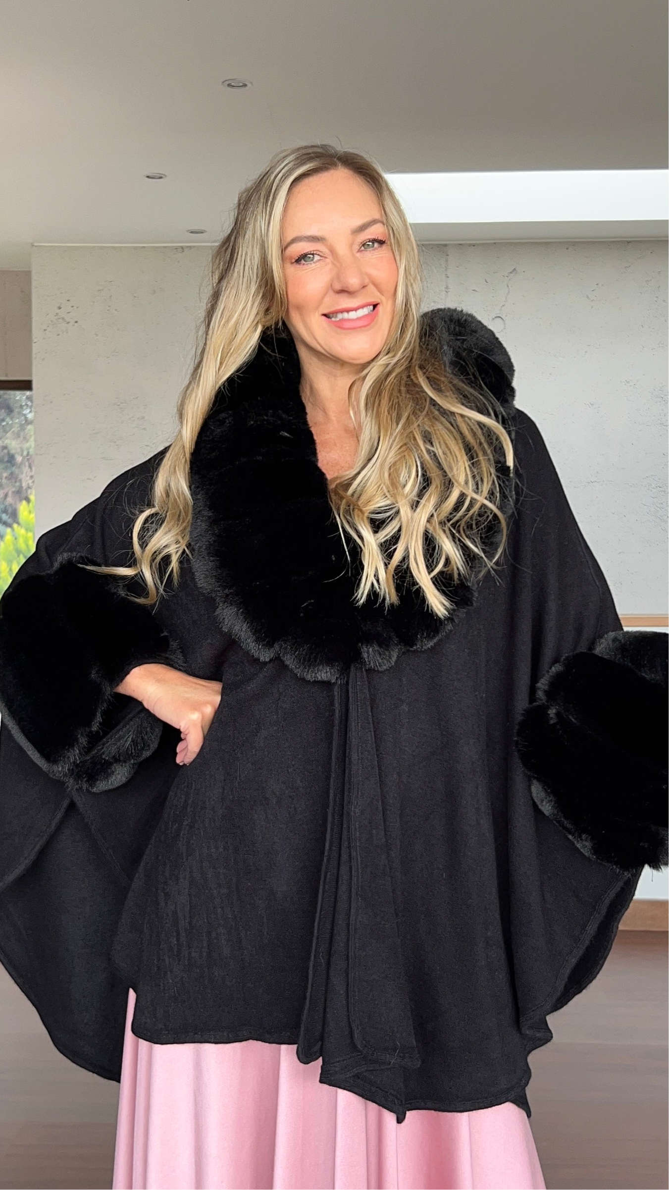 Poncho Gabrielle Negro| Capa de fiesta Negra corte murciélago |abrigo peludo|Amoramar.cl 