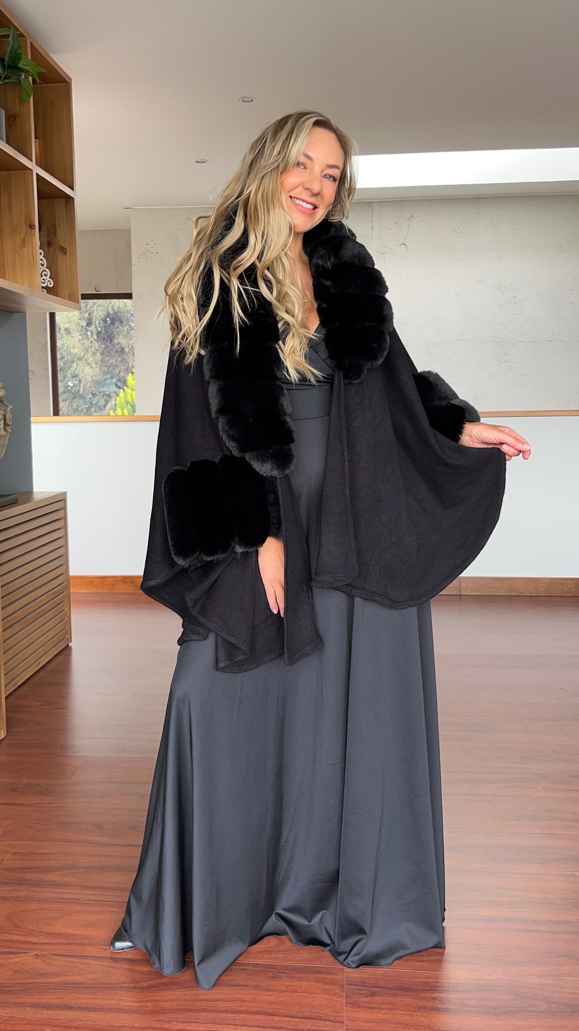 Poncho Gabrielle Negro| Capa de fiesta Negra corte murciélago |abrigo peludo|Amoramar.cl 6
